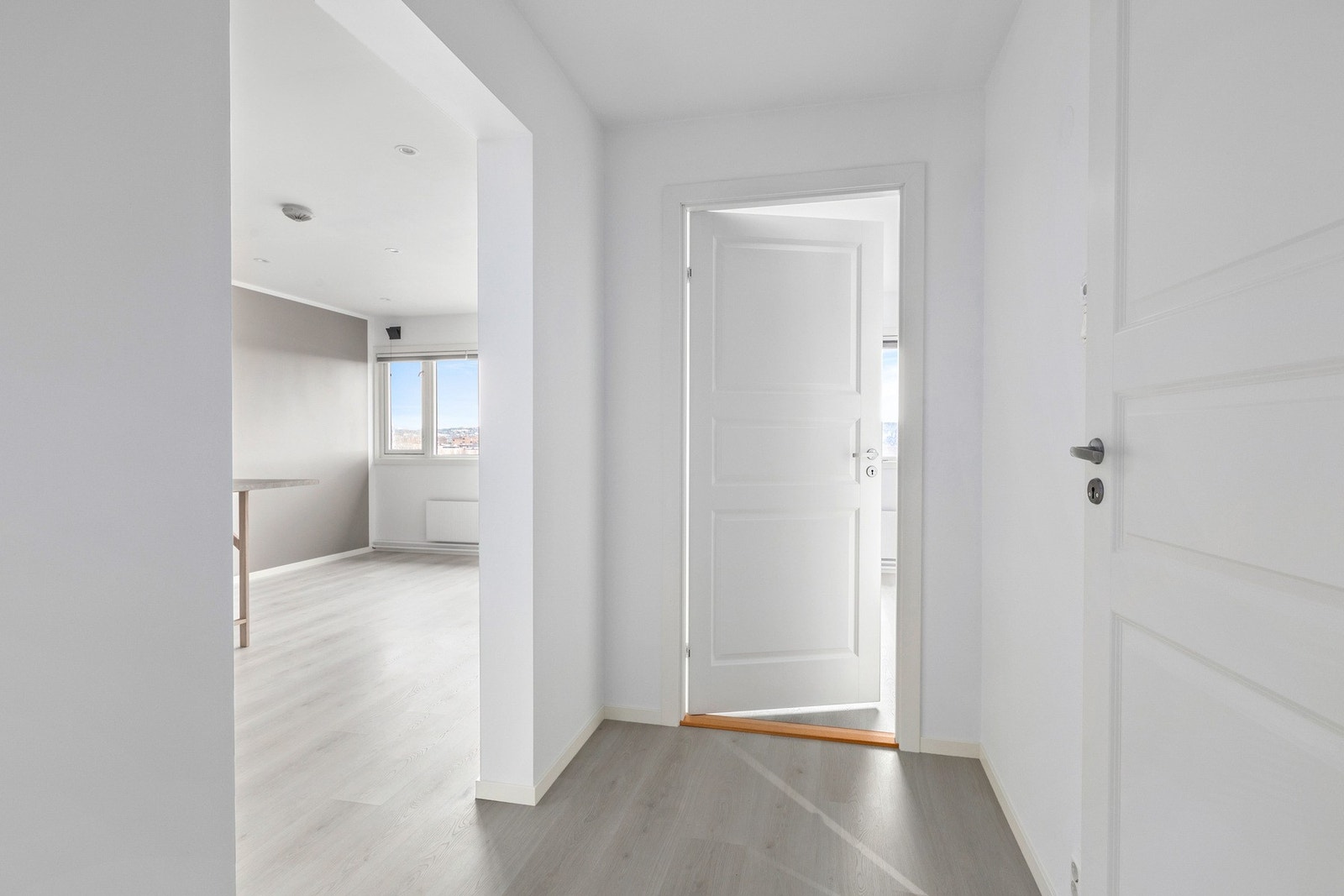 Lys og fin entré med plass til knagger for lagring av yttertøy. Galleribilde