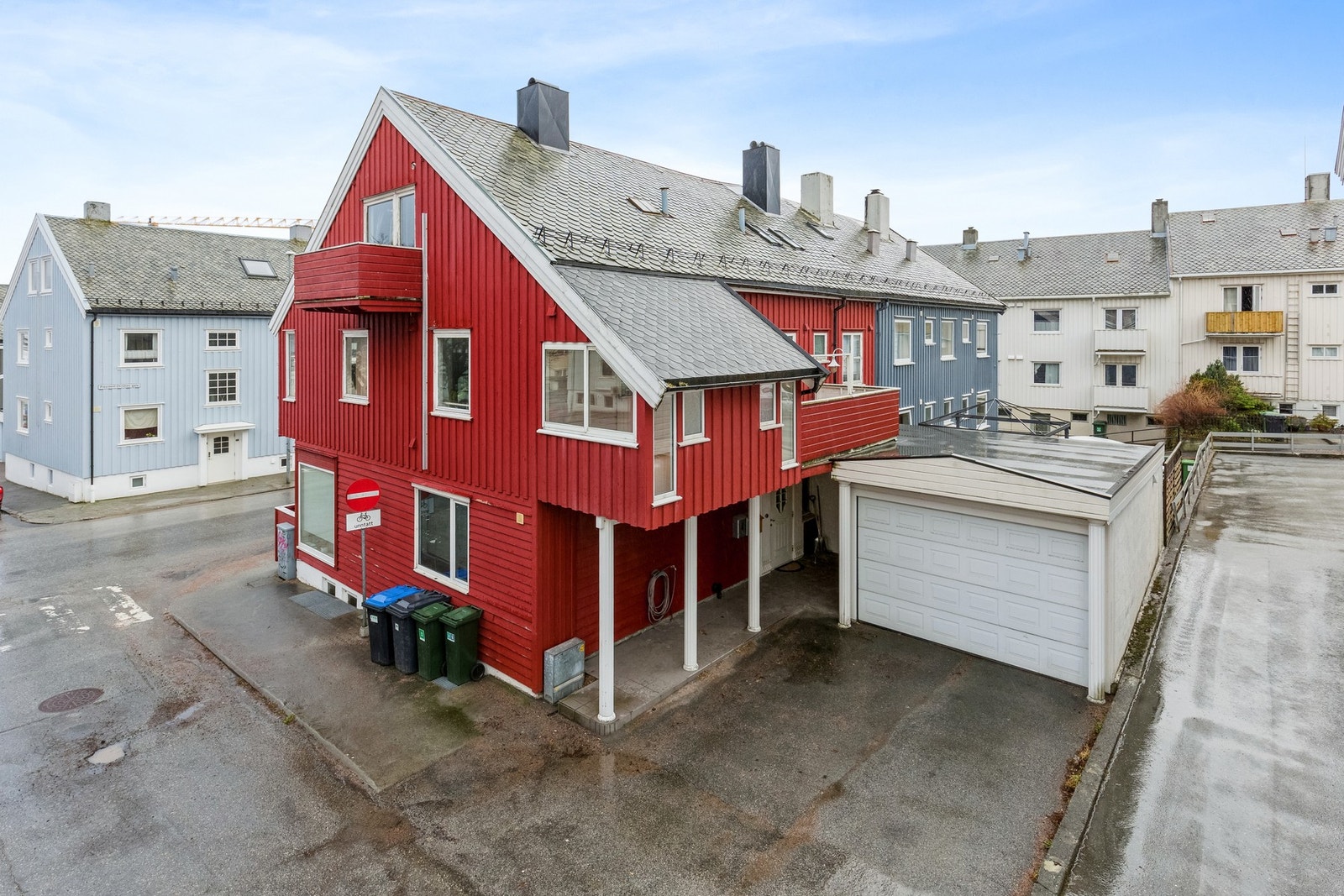 Leiligheten leier parkeringsplass og har ei bod på 9 kvm ved garasje Galleribilde