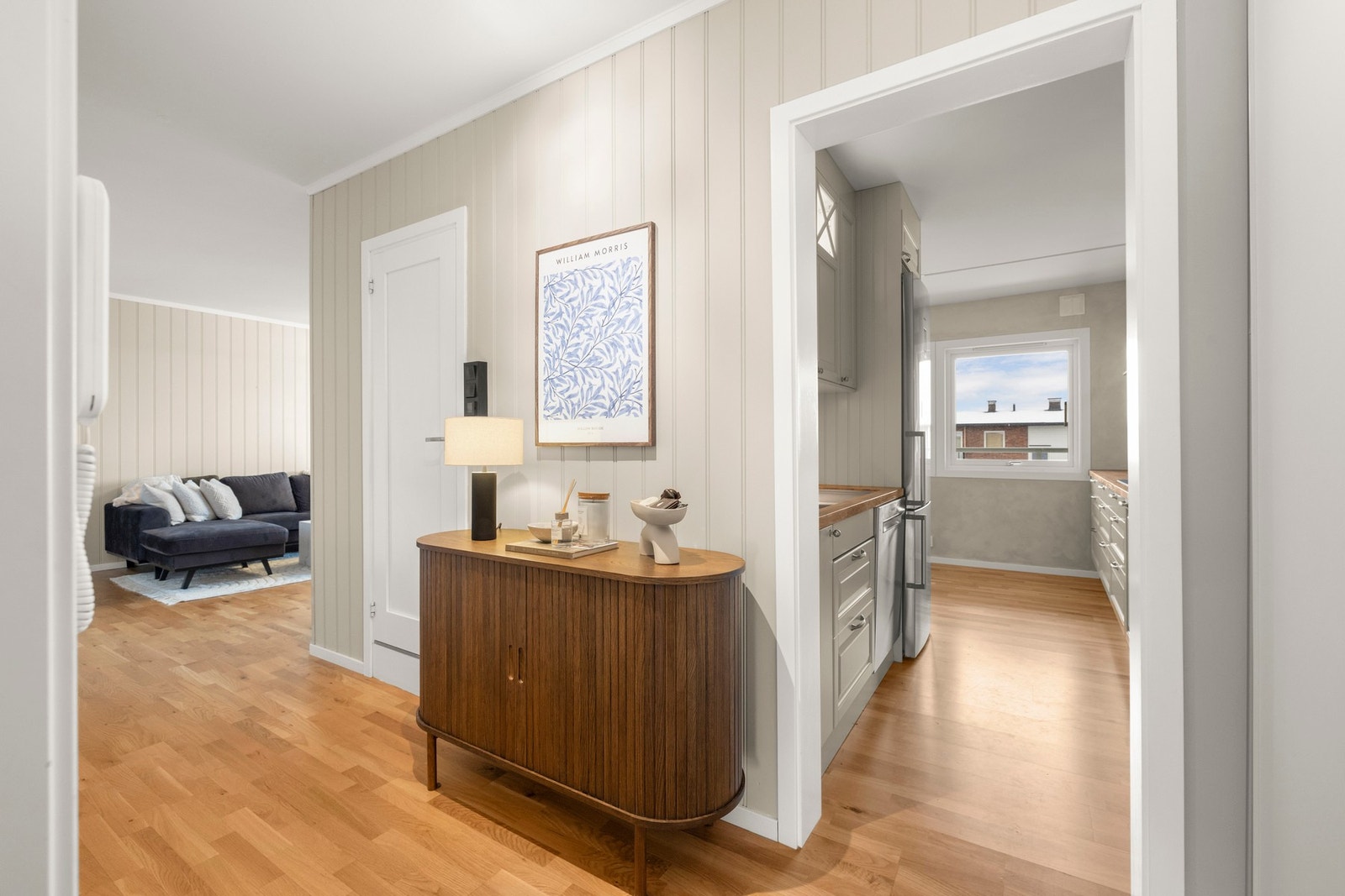 En praktisk gang med garderobe på høyresiden. Galleribilde