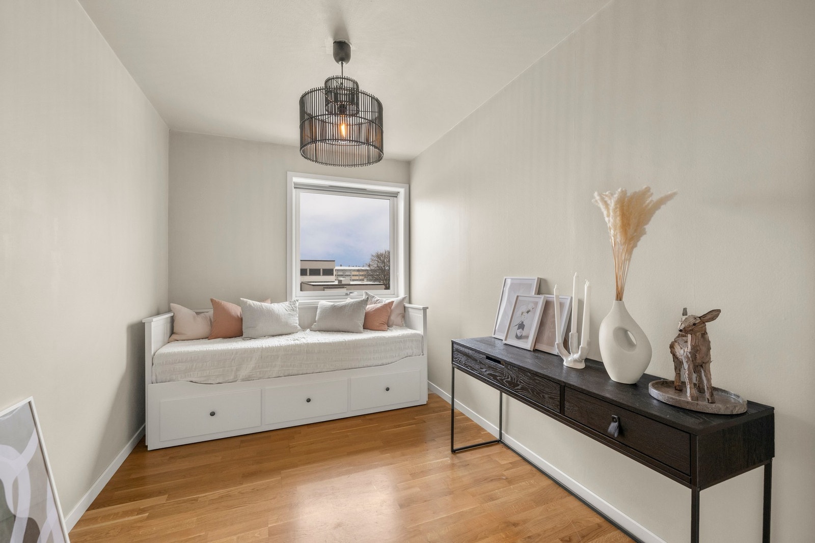 Også dette soverommet har fin plass til kommode/garderobe og seng. Galleribilde