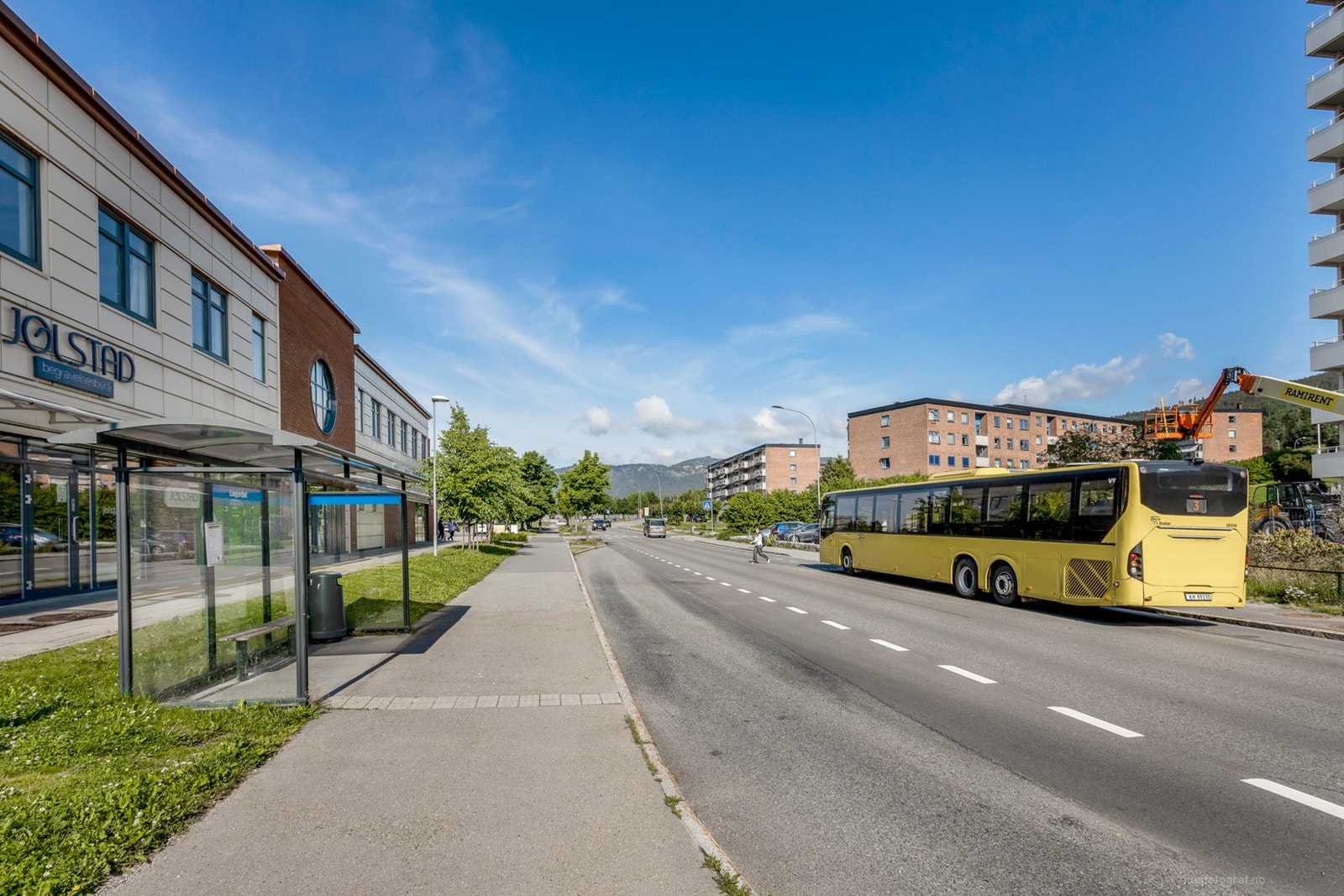 Bussholdeplass rett ved leiligheten. Galleribilde