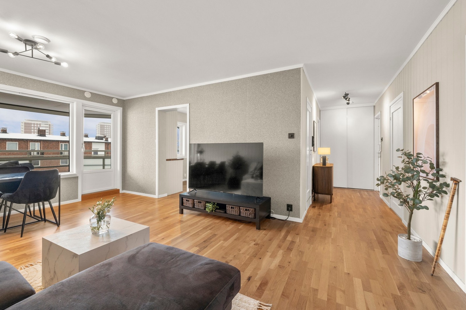 Videre inn finner man leilighetens luftige stue, med god plass til sofa og spisebord. Galleribilde