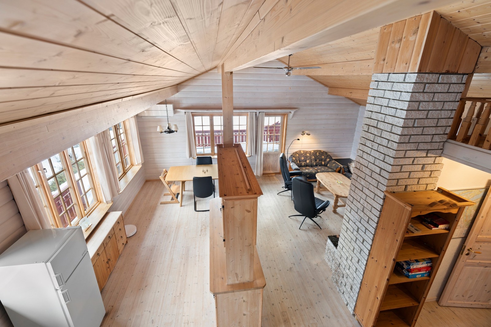 Deler av hemsen har åpent ned mot stuen Galleribilde