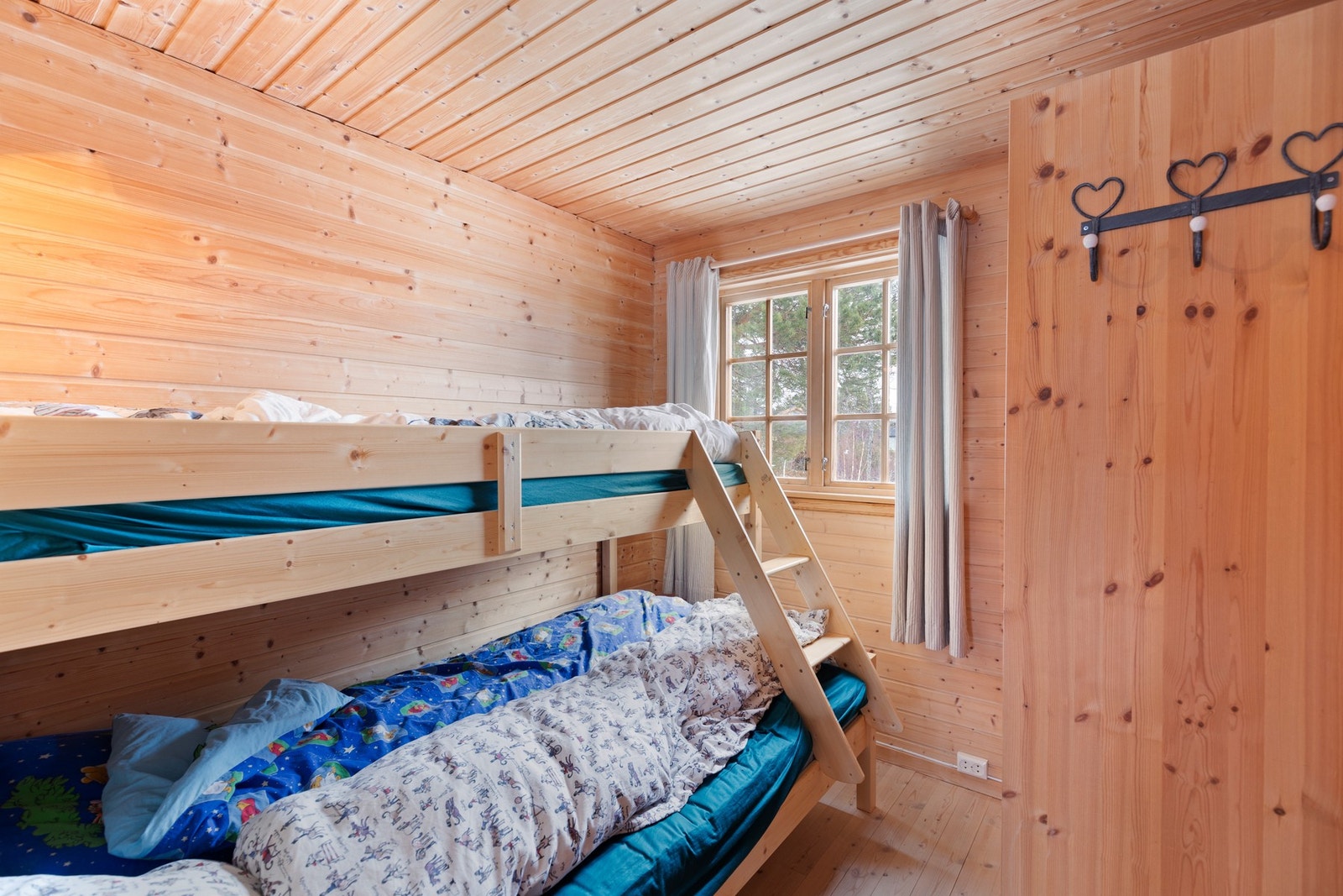 Soverom nr. 2 har også montert garderobeskap Galleribilde