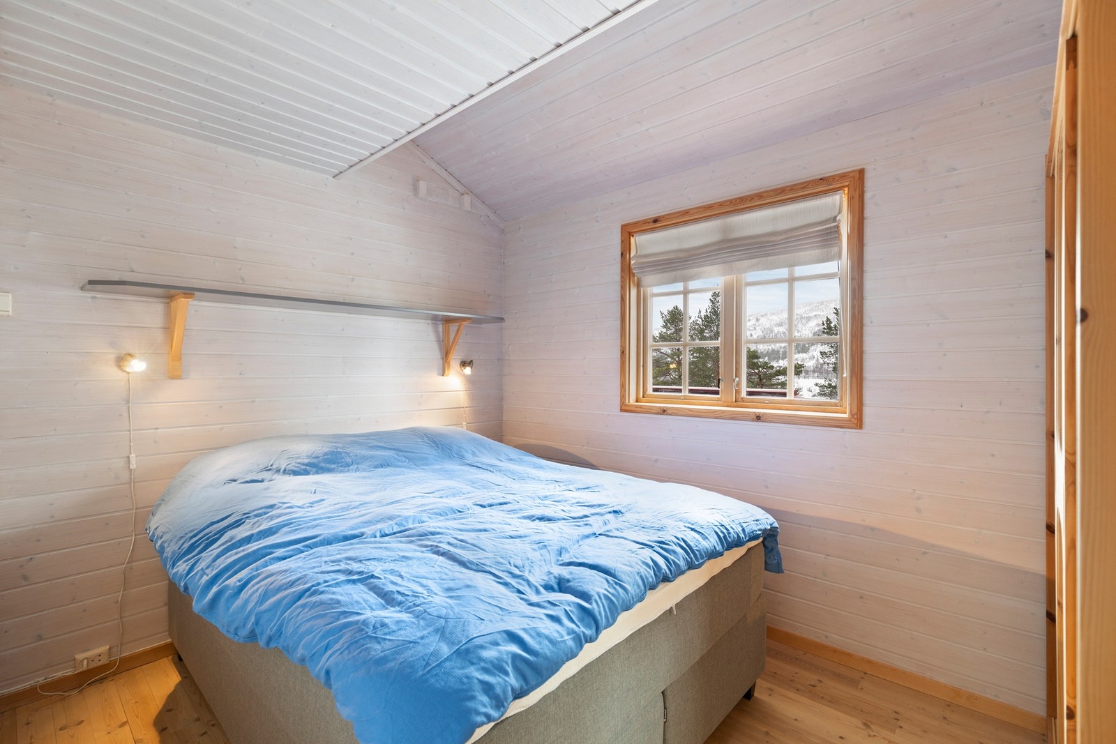 Hytten har to soverom i hovedetasjen, i tillegg til hems. Galleribilde