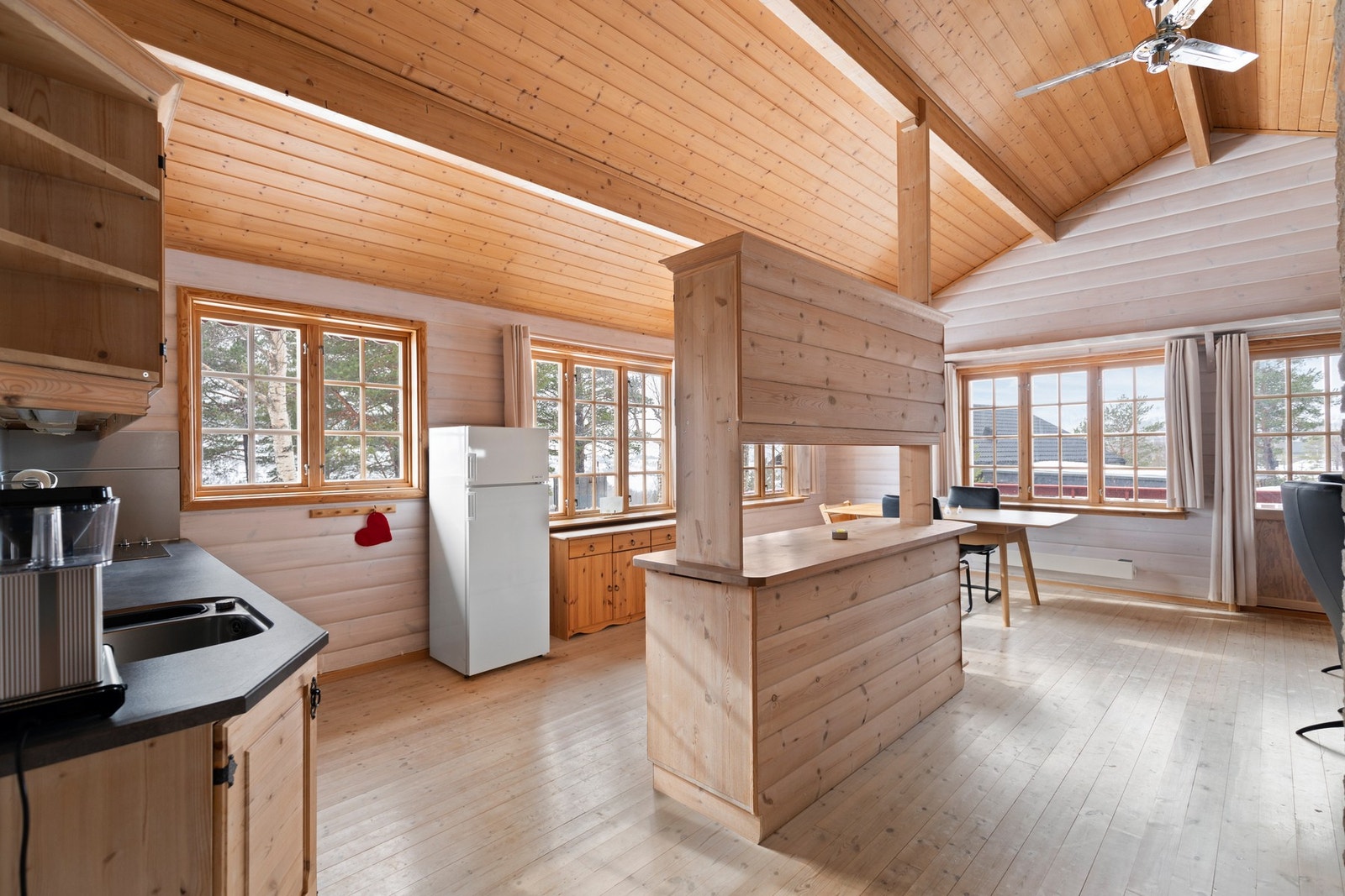 Kjøkkenet er beliggende i en åpen løsning med stuen Galleribilde