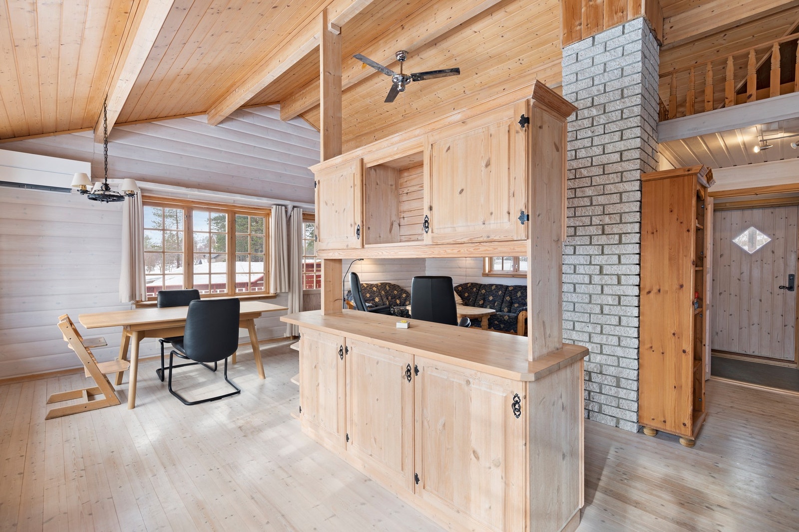 Kjøkkenet har også montert en frittstående øy i samme stil, med benkeskap og overskap Galleribilde