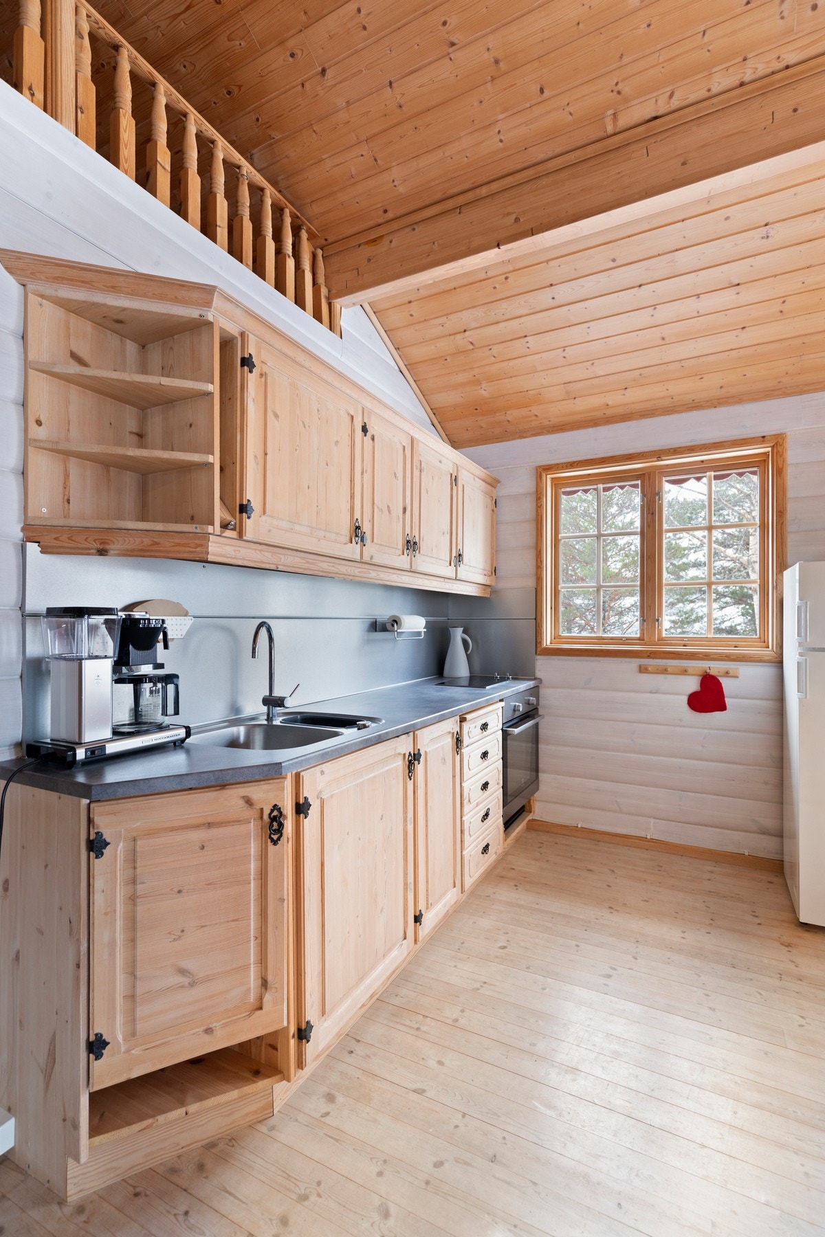 Montert benkeplate i laminat med nedfelt stålservant, samt integrert komfyr og platetopp Galleribilde