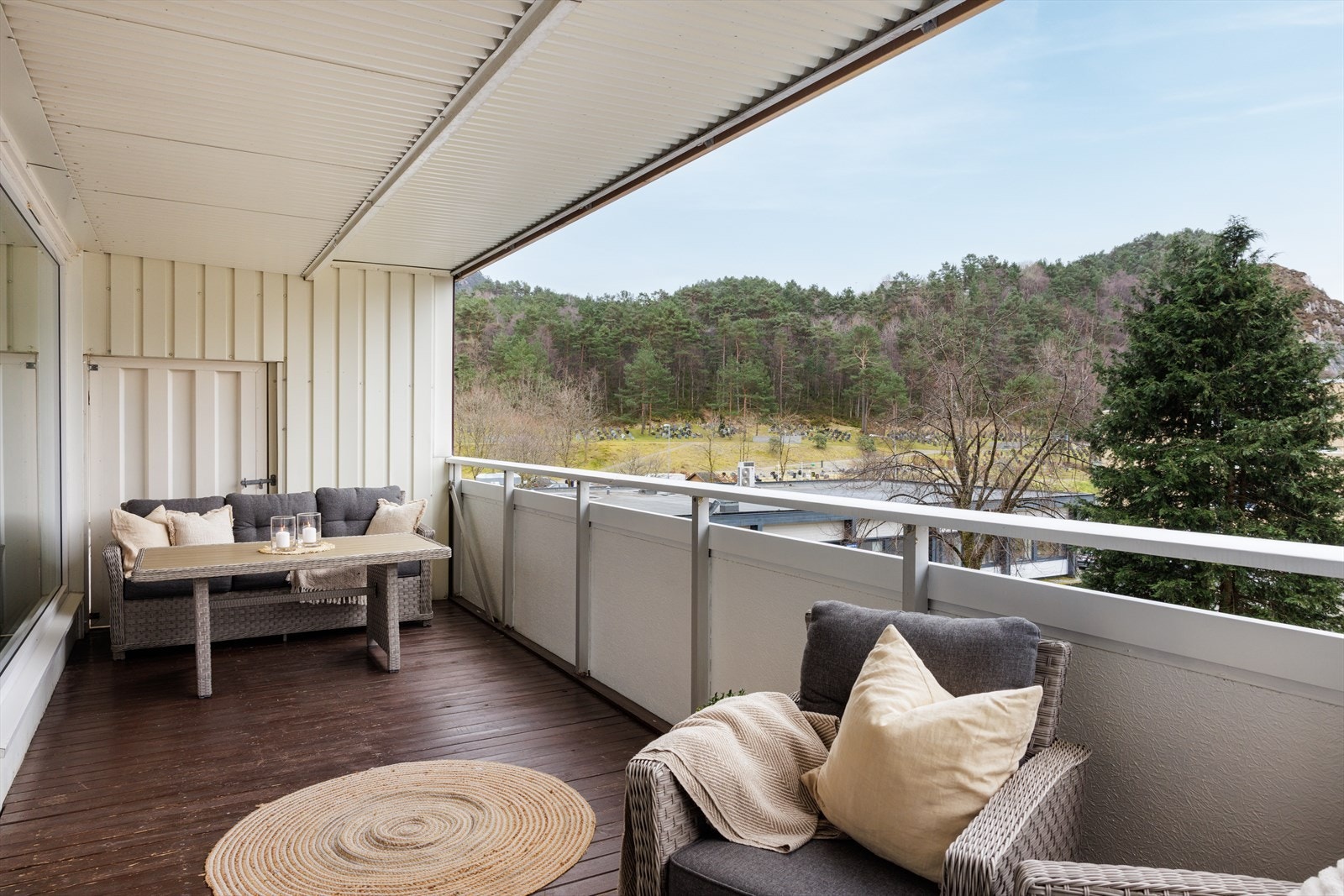 En svært moderne leilighet med eksklusive kvaliteter og en praktisk planløsning. Leiligheten har blitt oppusset i 2023 og har kvaliteter som bl.a ny kjøkkeninnredning (IKEA), et nydelig bad, oppgradert el-anlegg, spotter i tak og nytt gulv. Galleribilde