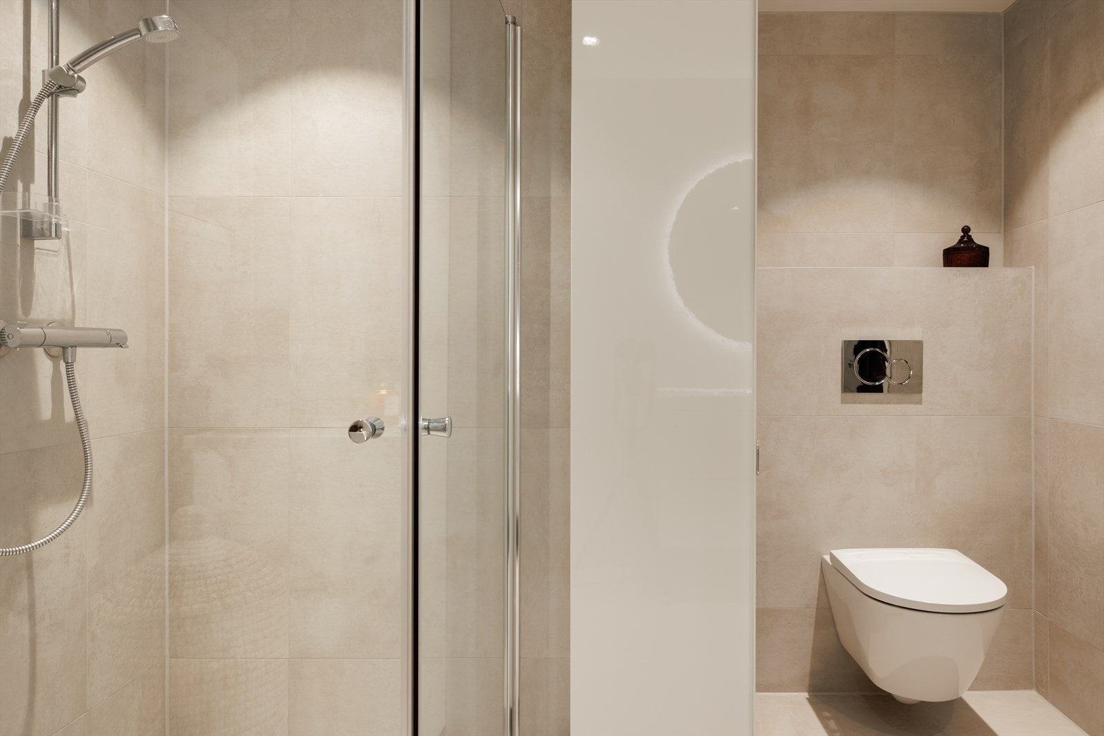 Baderomsmøblene er fra IKEA. For ekstra komfort er badet utstyrt med varmekabler i gulv og downlights i tak! Galleribilde