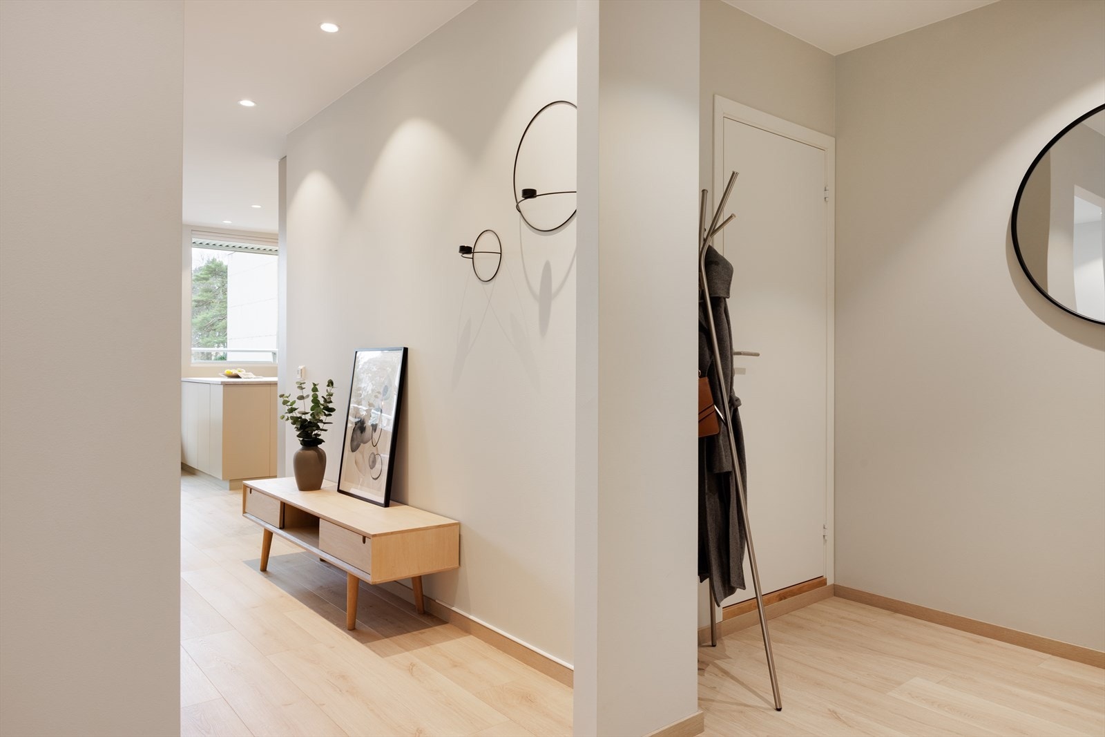 Vi beveger oss videre inn til hjertet av boligen, nemlig stuen og kjøkkenet. Galleribilde