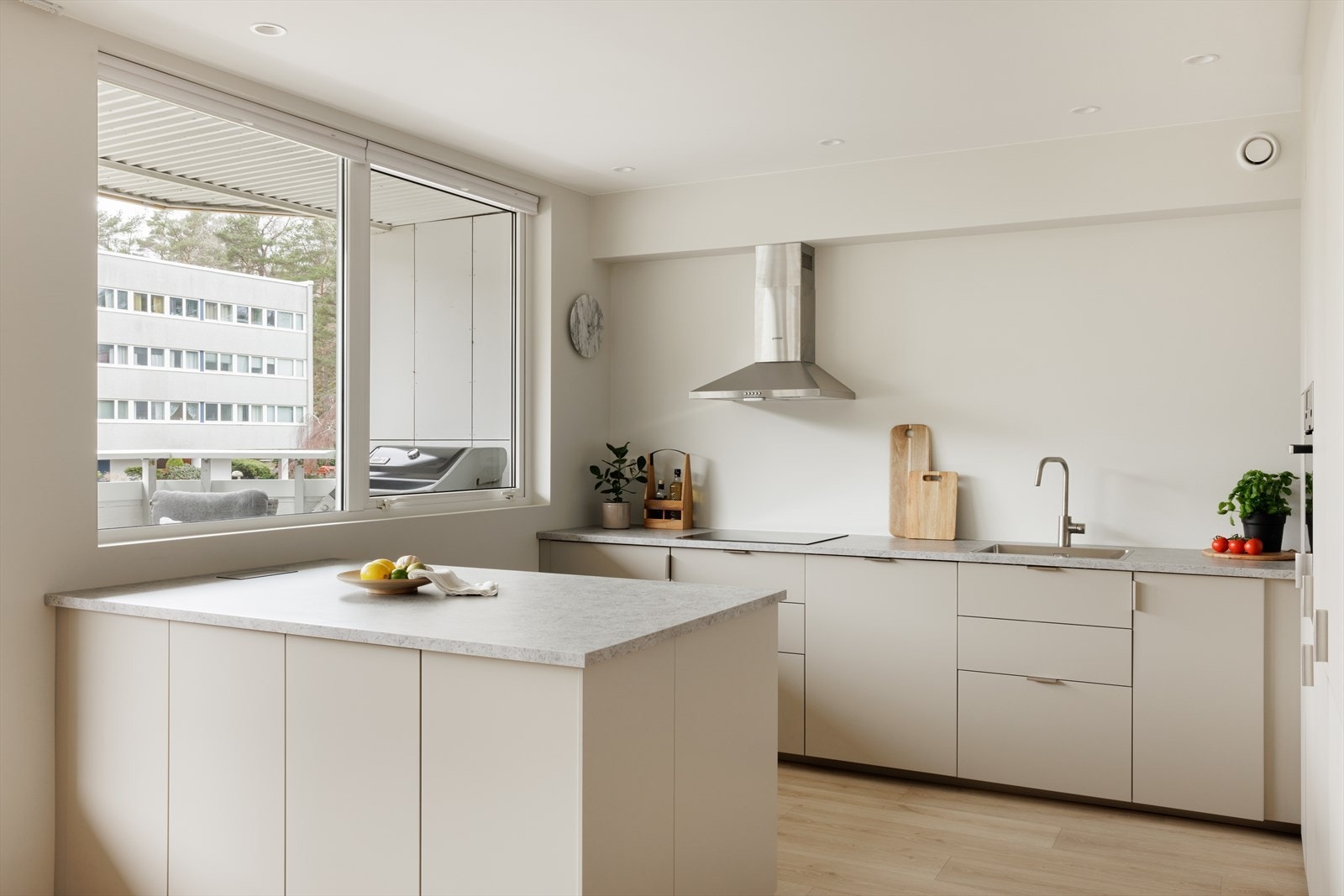 Flott kjøkkeninnredning fra IKEA med slette fronter og laminat benkeplate, montert i 2023. Galleribilde