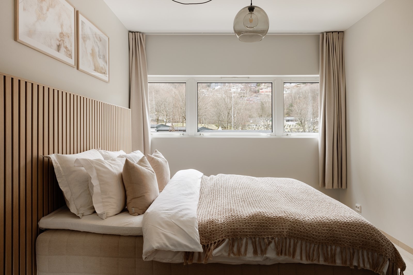 Leiligehten har to romslige soverom med plass til dobbeltseng eller annet ønskelig møblement. Galleribilde