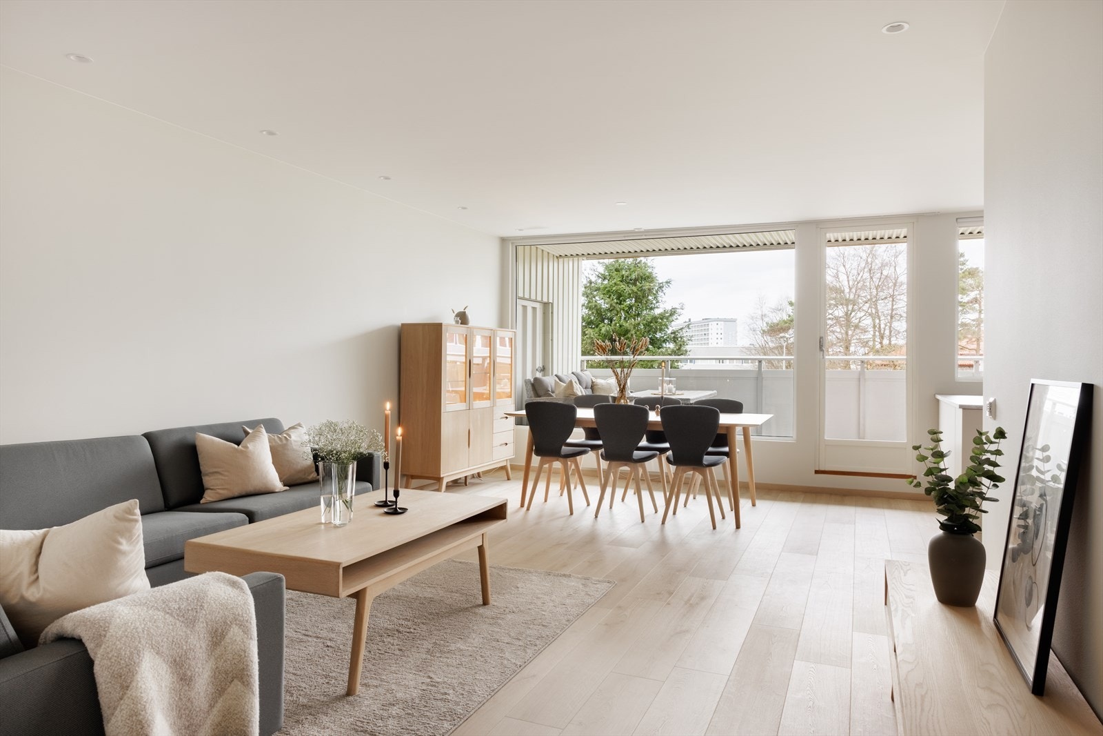 Videre har stuen og kjøkkenet åpen løsning som gjør det enkelt å møblere, blant annet med sofa- og spisegruppe. Galleribilde