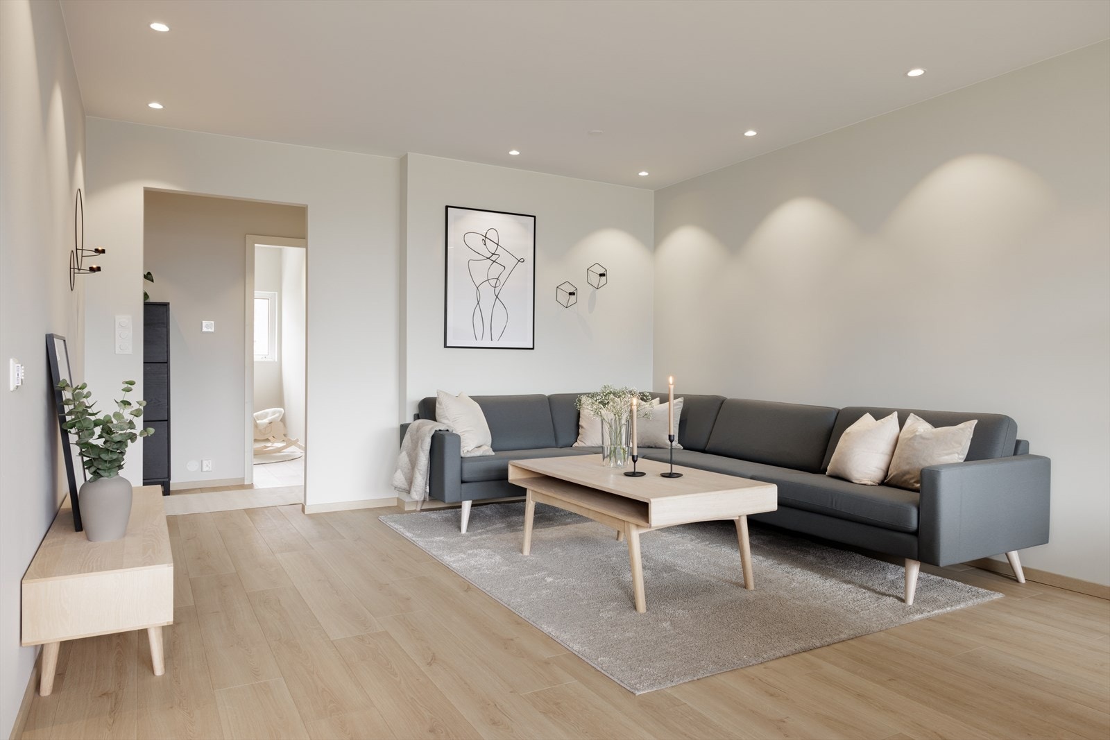 Her møtes vi av store vindusflater, et naturlig lysinnslipp og spotter i taket. Gulvet er belagt med et flott laminatgulv. Overgangen fra vegger til tak er selvsagt listefri - her er ingenting tilfeldig. Galleribilde