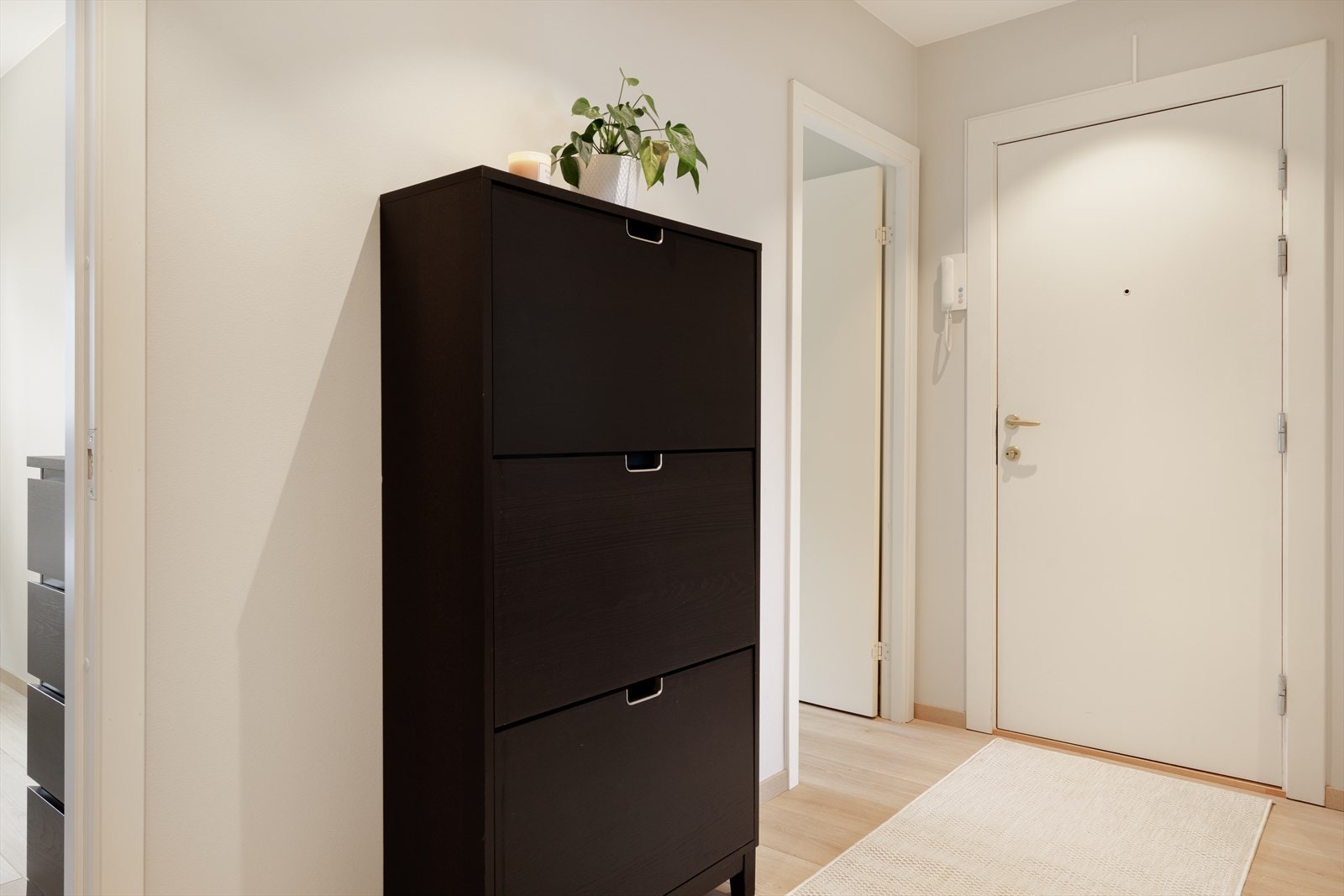 Velkommen inn! Vi møtes av en lys og innbydende entre med varmefolie i gulvet og spotter i tak! Her får vi et umiddelbart inntrykk av boligens moderne standard. Galleribilde