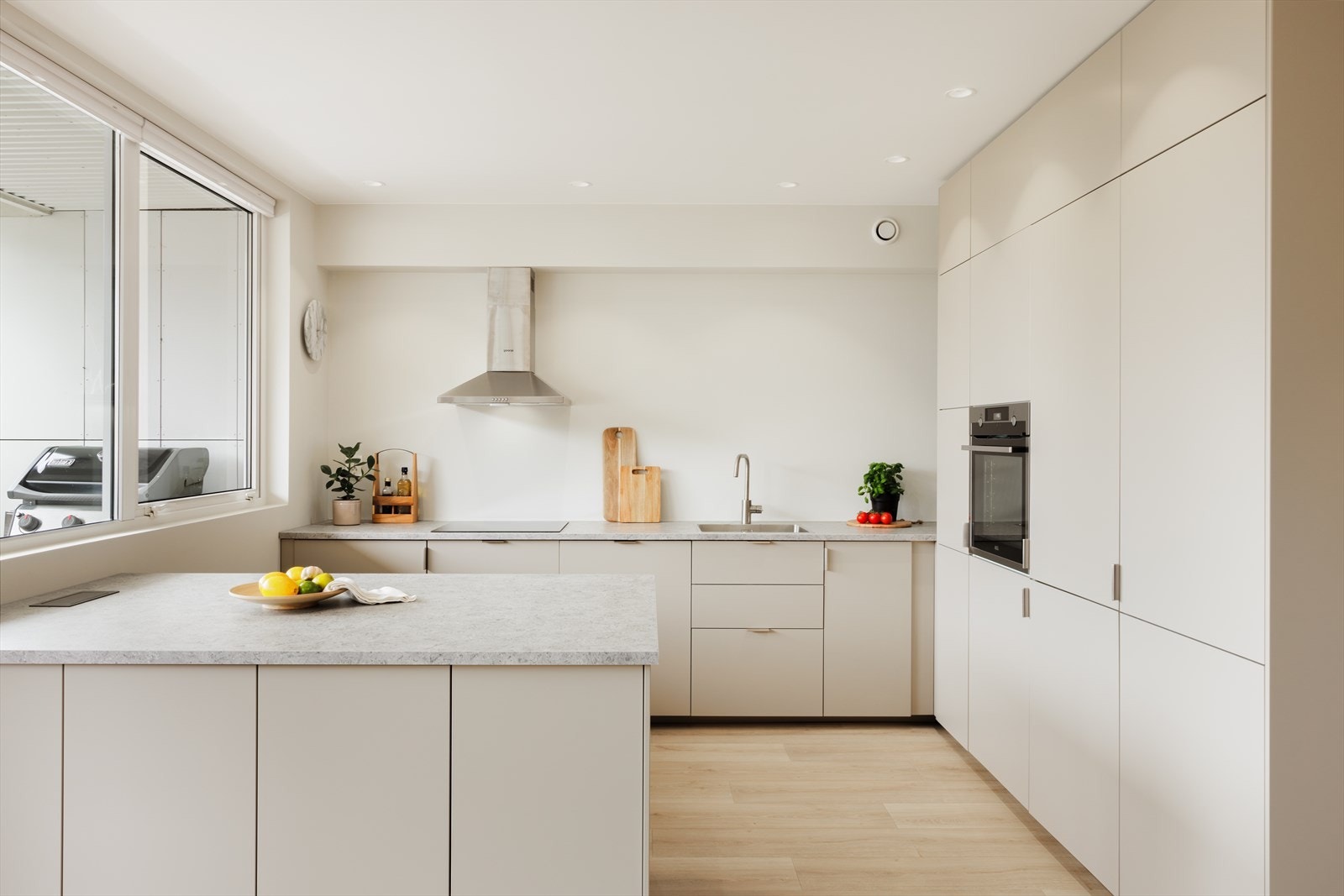 Det er god skap- og benkeplass for matlaging og oppbevaring! Galleribilde