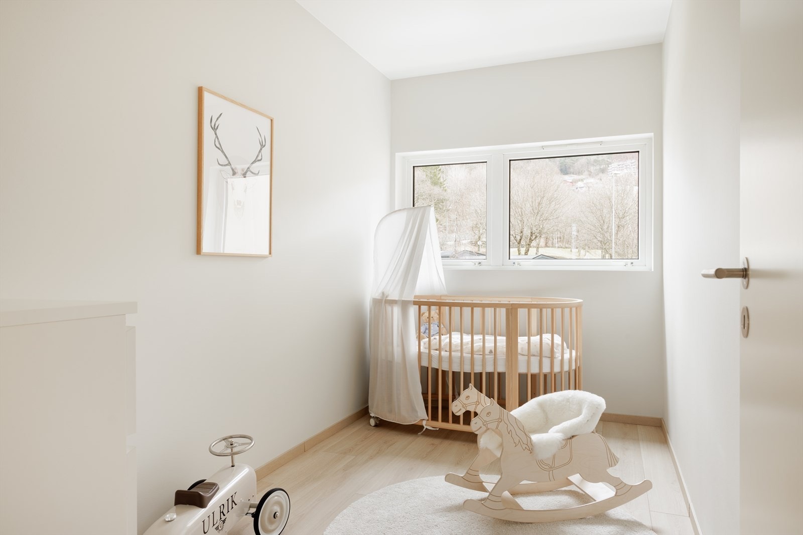 Gulvet består av laminat 1-stavs som er gjennomgående for boligen, noe som gir en sømløs overgang til de ulike rommene. Galleribilde