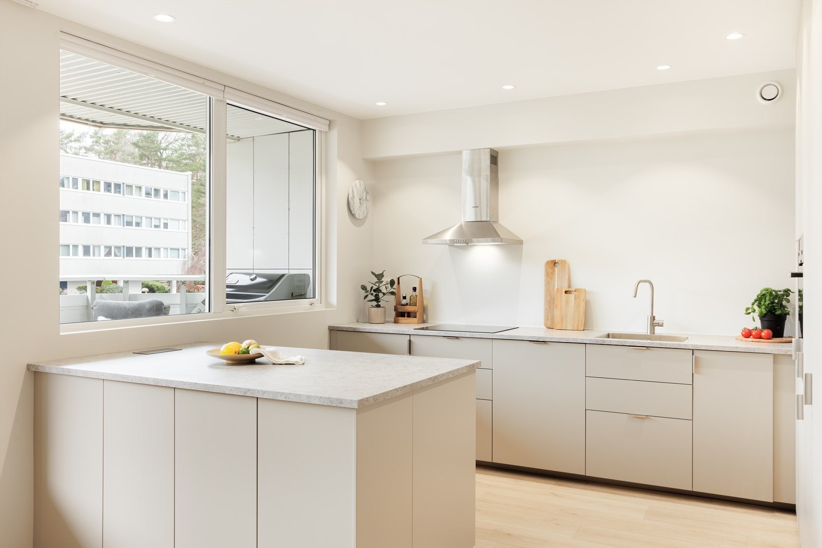 Integrerte hvitevarer er induksjonsplatetopp, stekeovn, oppvaskmaskin, kjøl- og fryseskap. Galleribilde