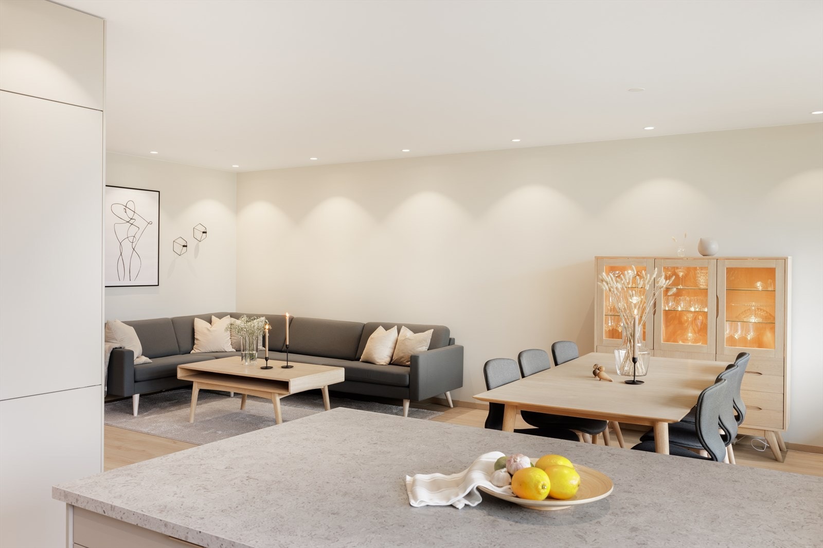 Kjøkkenet har en sosial utforming, som gjør det enkelt å underholde gjestene under matlaging! Galleribilde