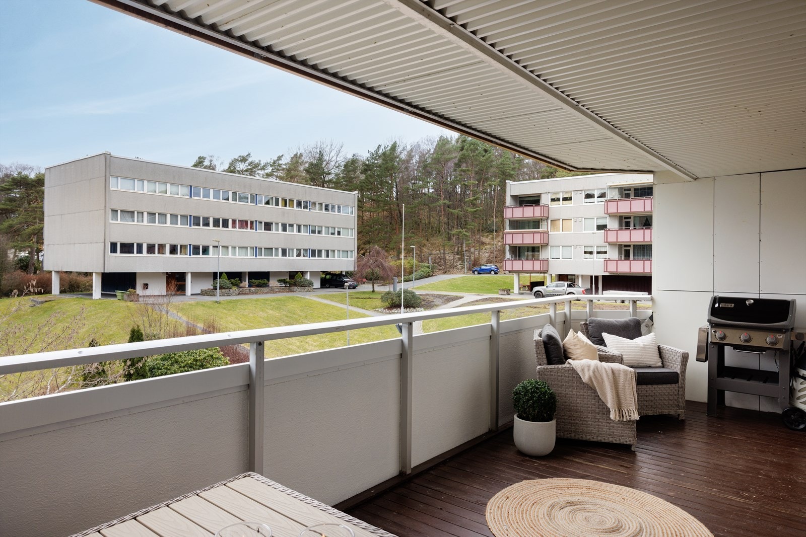 Fra stuen er det utgang til en lun balkong målt til 17,6 kvm. Galleribilde