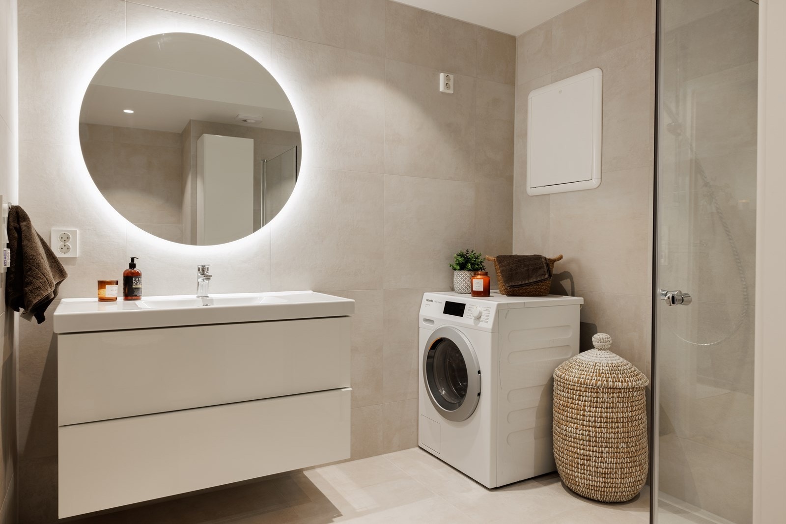 Delikat nytt bad fra 2023. Oppgraderingen er utført av fagfolk og det foreligger dokumentasjon på arbeidet som har blitt utført. Galleribilde