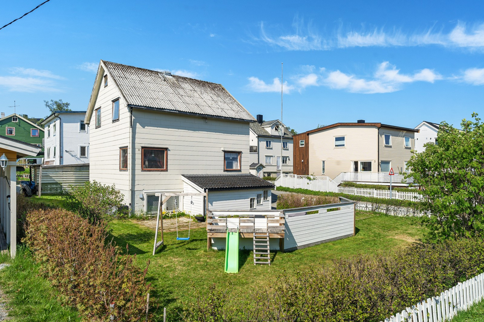 Boligen ligger i et populært villaområde på Tromsøyas sørvest side