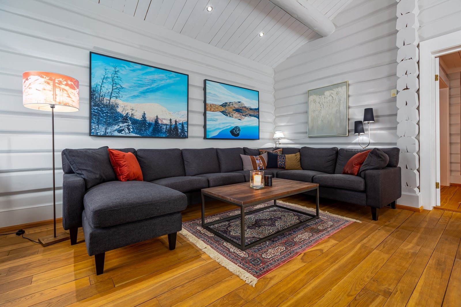 Stua har god plass til stor sofa og flere sittegrupper. Galleribilde
