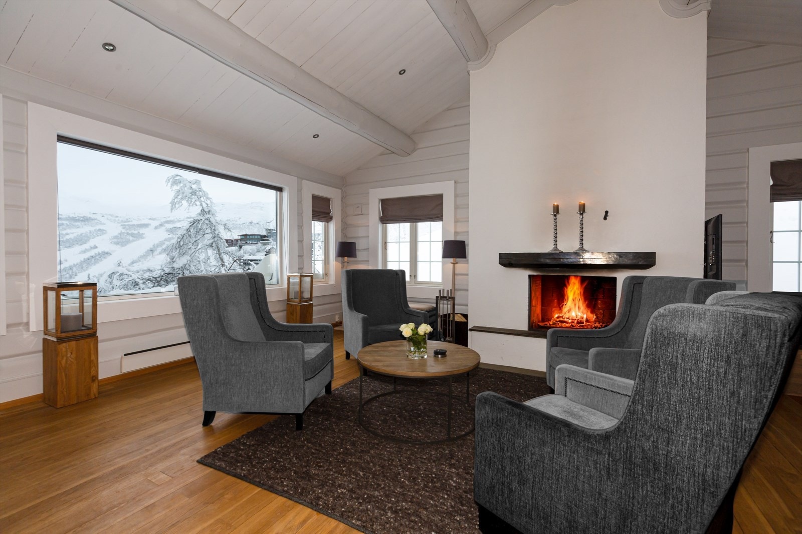 Det er store vindusflater med fantastisk utsikt fra stuen. Her får du følelsen av og få naturen "rett inn i stua". Galleribilde