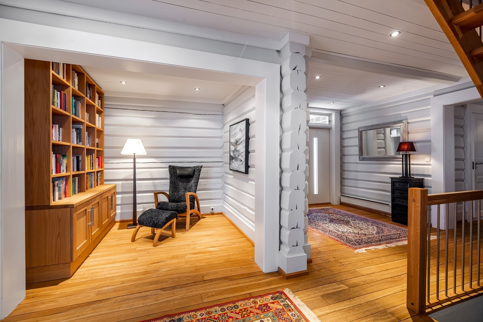 Bibliotek og inngangsparti fra baksiden av hytta. Galleribilde