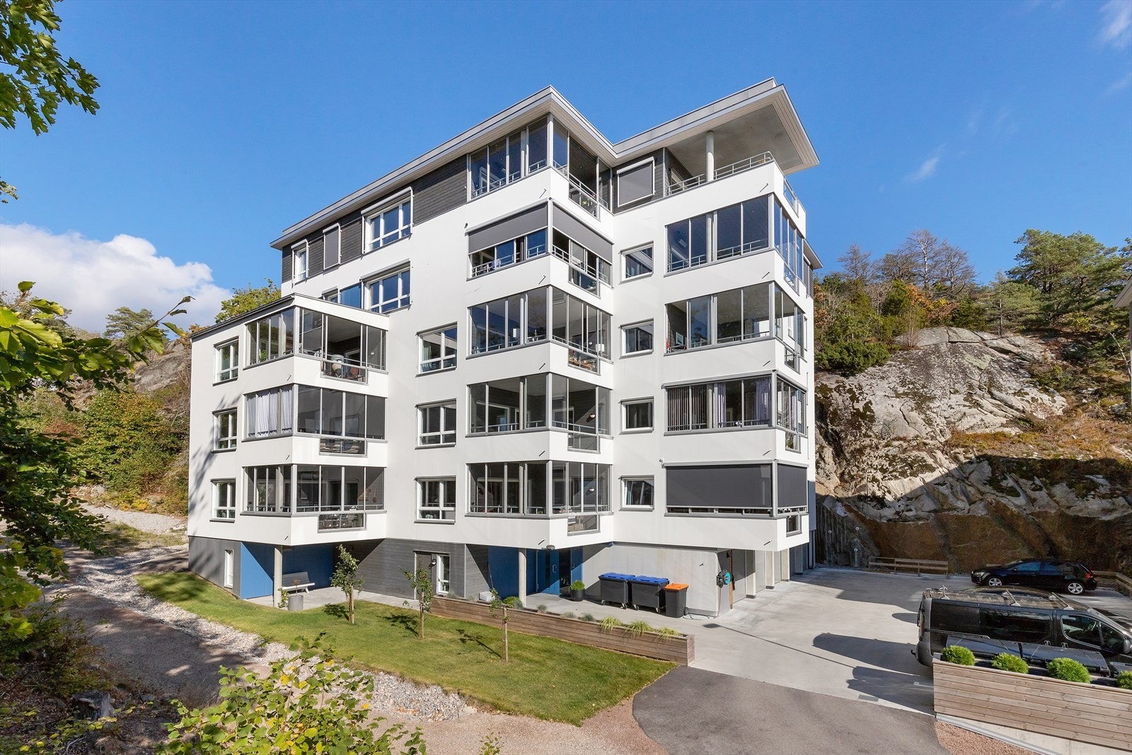 Leiligheten ligger i et moderne, nyoppført bygg, og fra stuen er det utgang til en herlig innglasset balkong. Galleribilde
