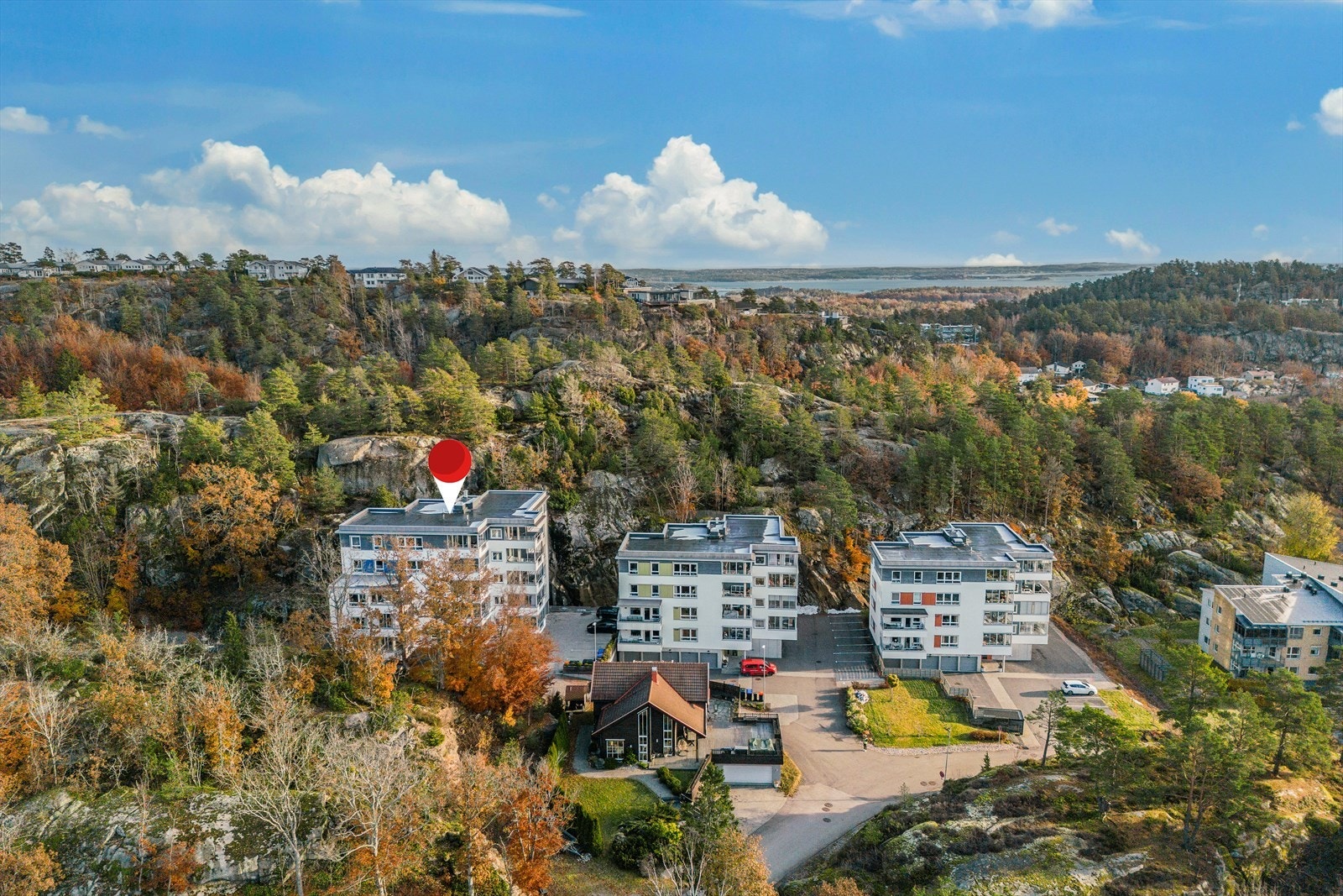 Sameiet ligger fint til i blindvei så her er det trygt å slippe barna eller barnebarna løs. I området finnes det mange flotte friområder, skogsområder og bademuligheter. Galleribilde