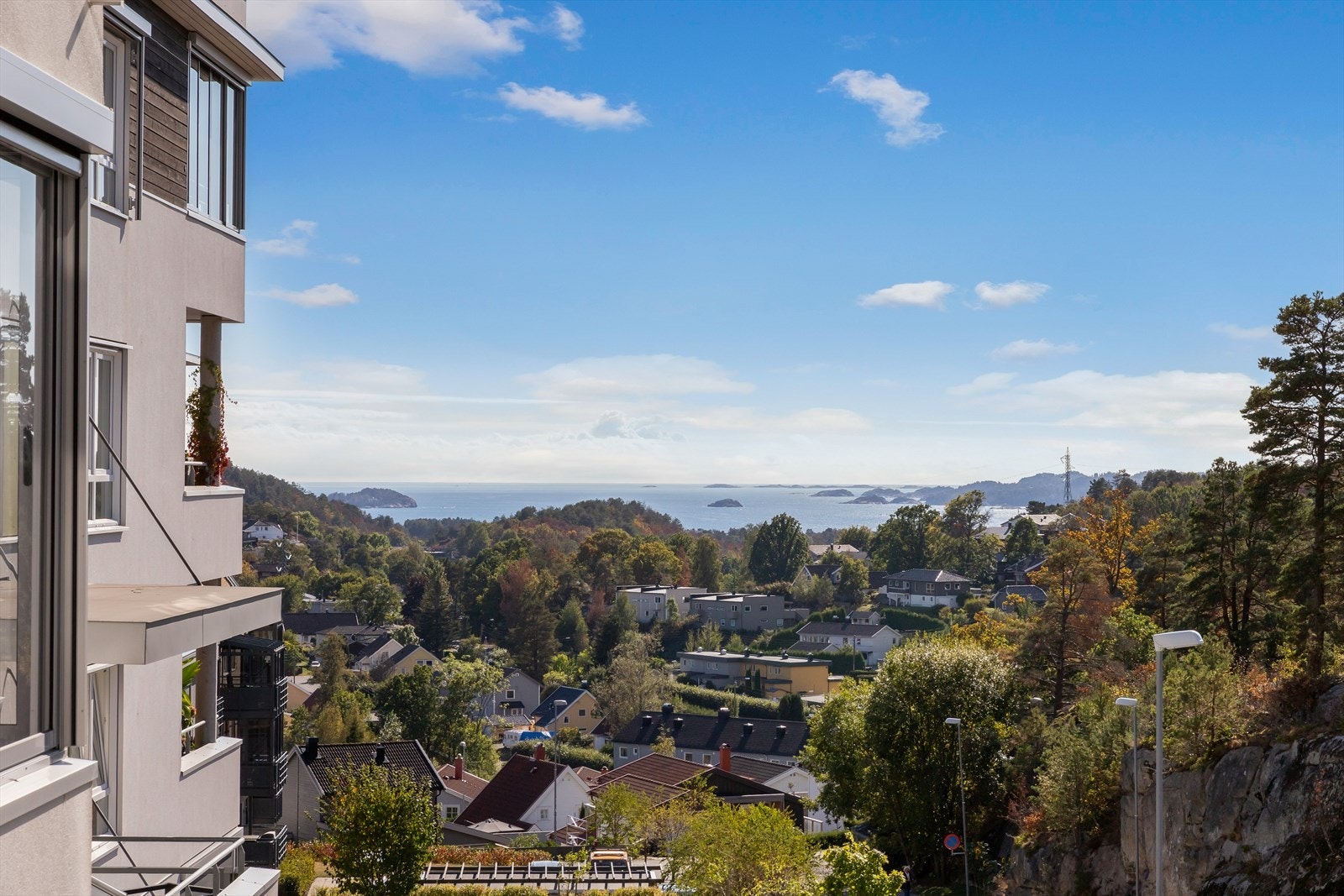 Fra leiligheten har du fantastisk utsikt ut over Sandefjordsfjorden og omkringliggende områder. Galleribilde
