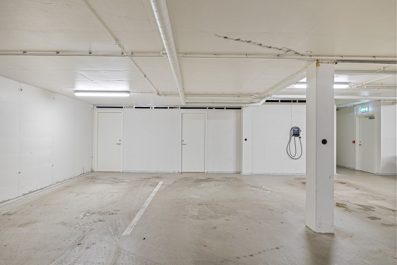 Det følger med 5 m2 bod i kjeller, samt biloppstillingsplass i felles parkeringkjeller. Galleribilde