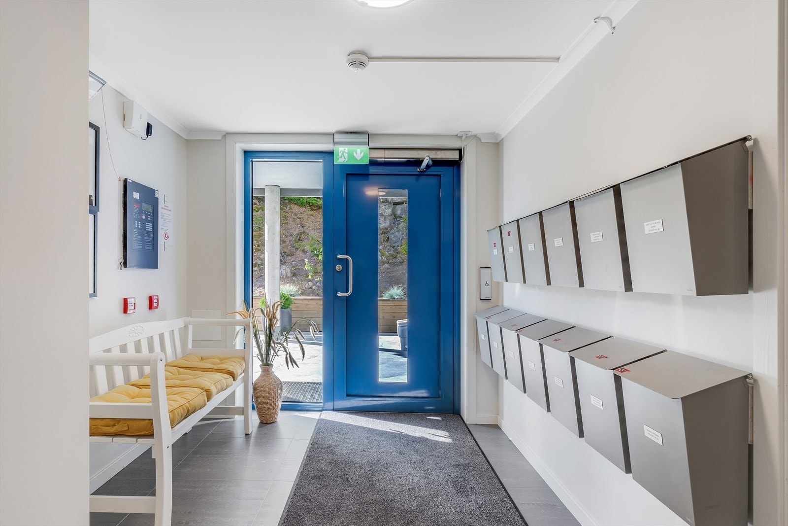 Pent felles inngangsparti. Galleribilde
