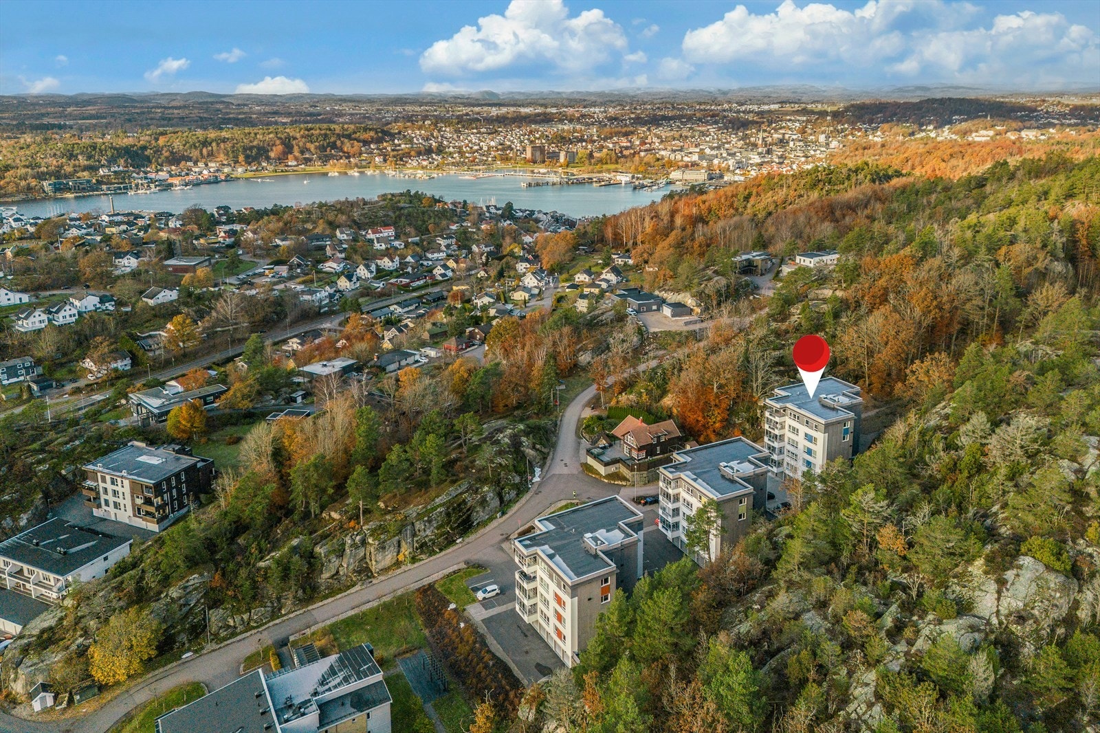Eiendommen har en solrik, populær og barnevennlig beliggenhet på Vesterøya / Hagalia i et nyere etablert boligområde. Bygget har en tilbaketrukket og flott beliggenhet med flott utsyn over området og mot sjøen. Galleribilde