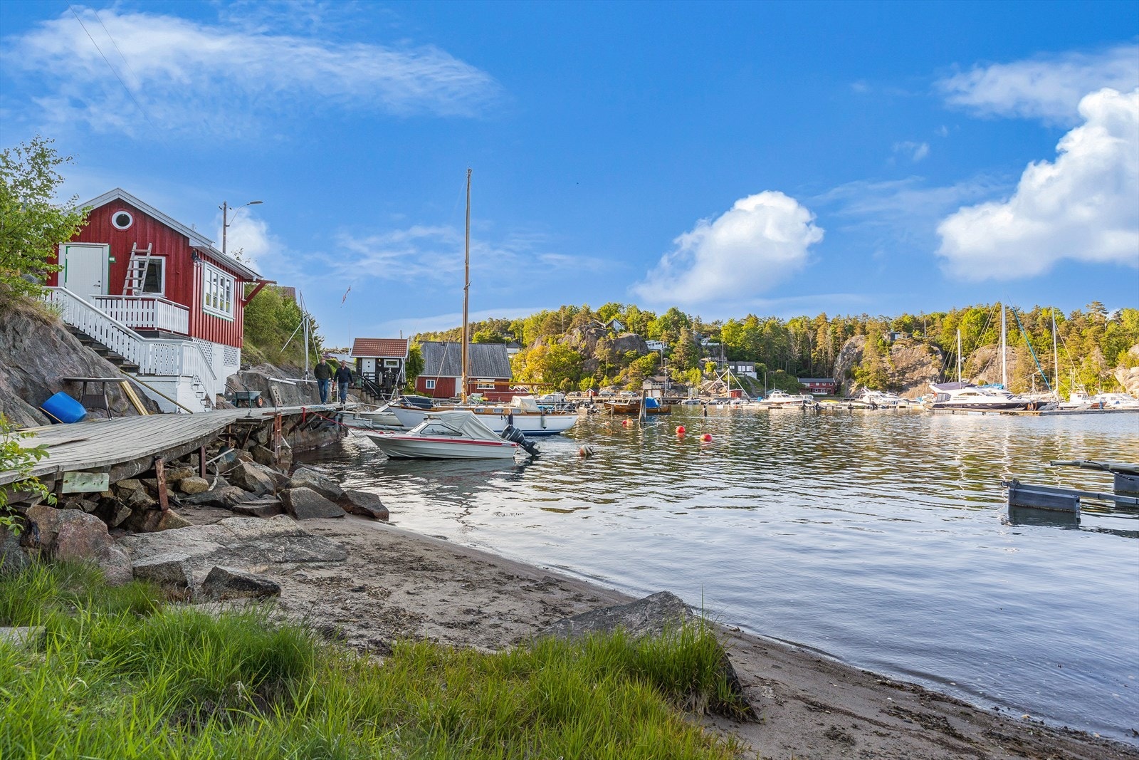 Leiligheten ligger i et populært område nær Ormestadvika, med kun få minutters gange til småbåthavn, badestrand og egen båtplass Galleribilde