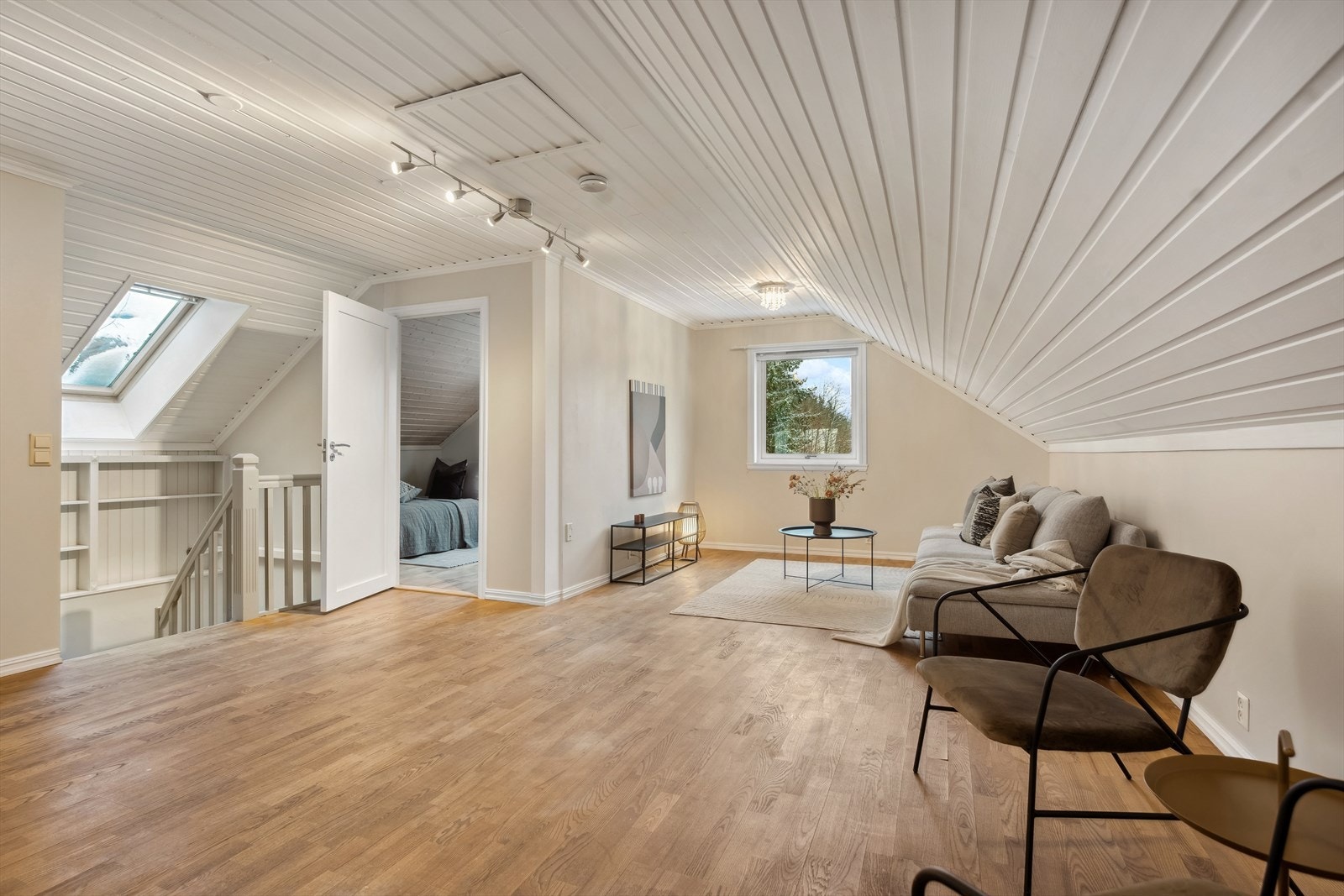 Stor loftsstue i tilknytning til 2 soverom og baderom Galleribilde