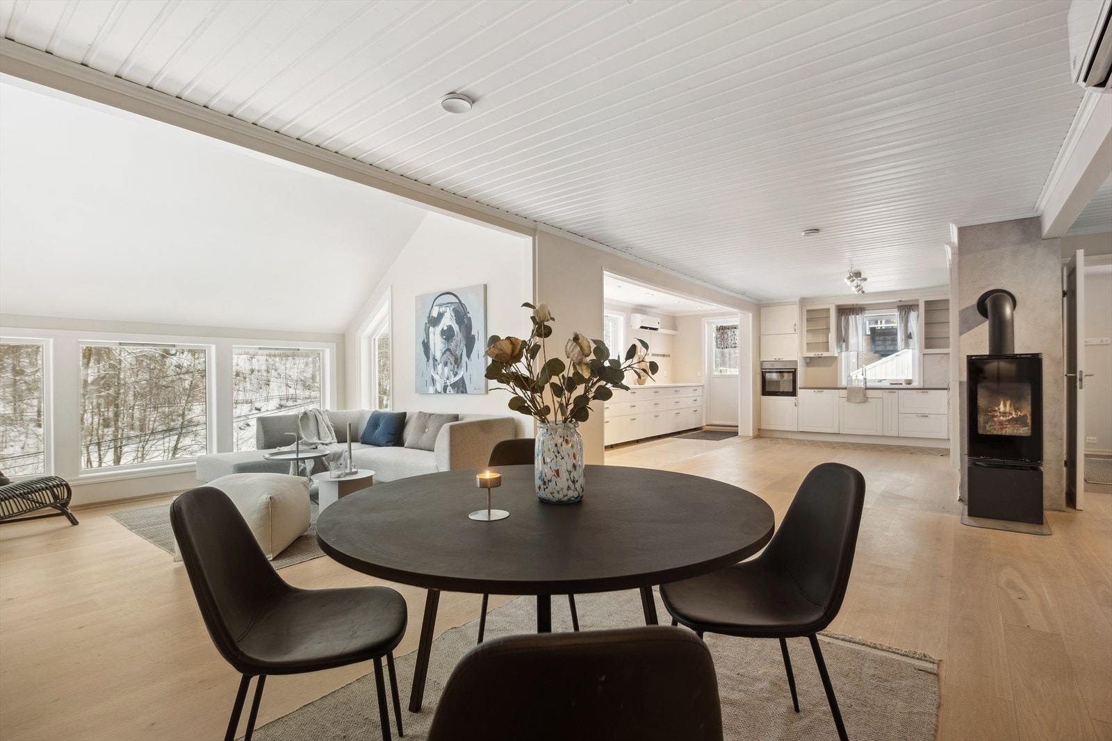 Stor luftig stue med store vindusflater og god plass til flere sosiale soner Galleribilde