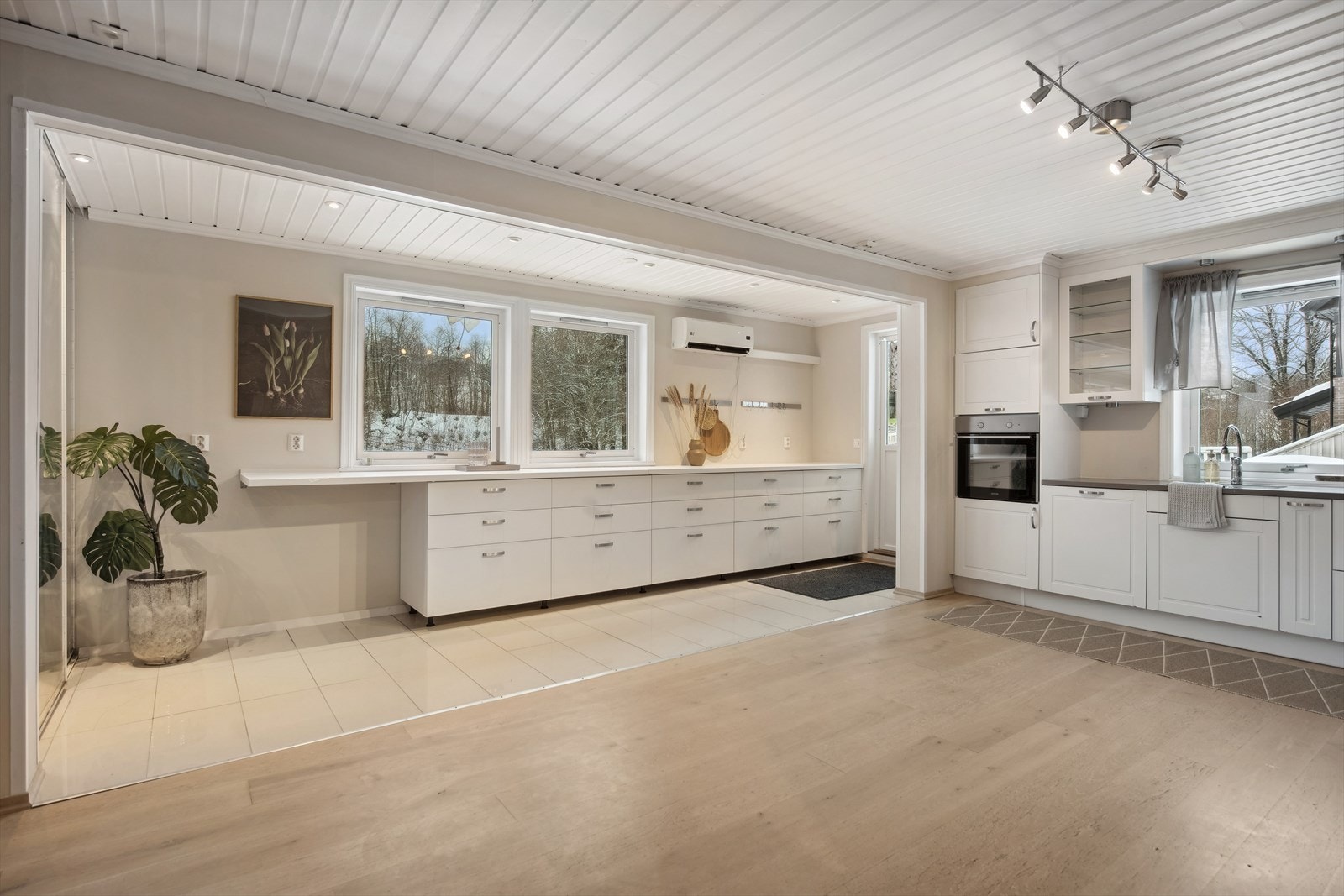 Svært innholdsrikt kjøkken/allrom med direkte utgang til stor terrasse. Galleribilde