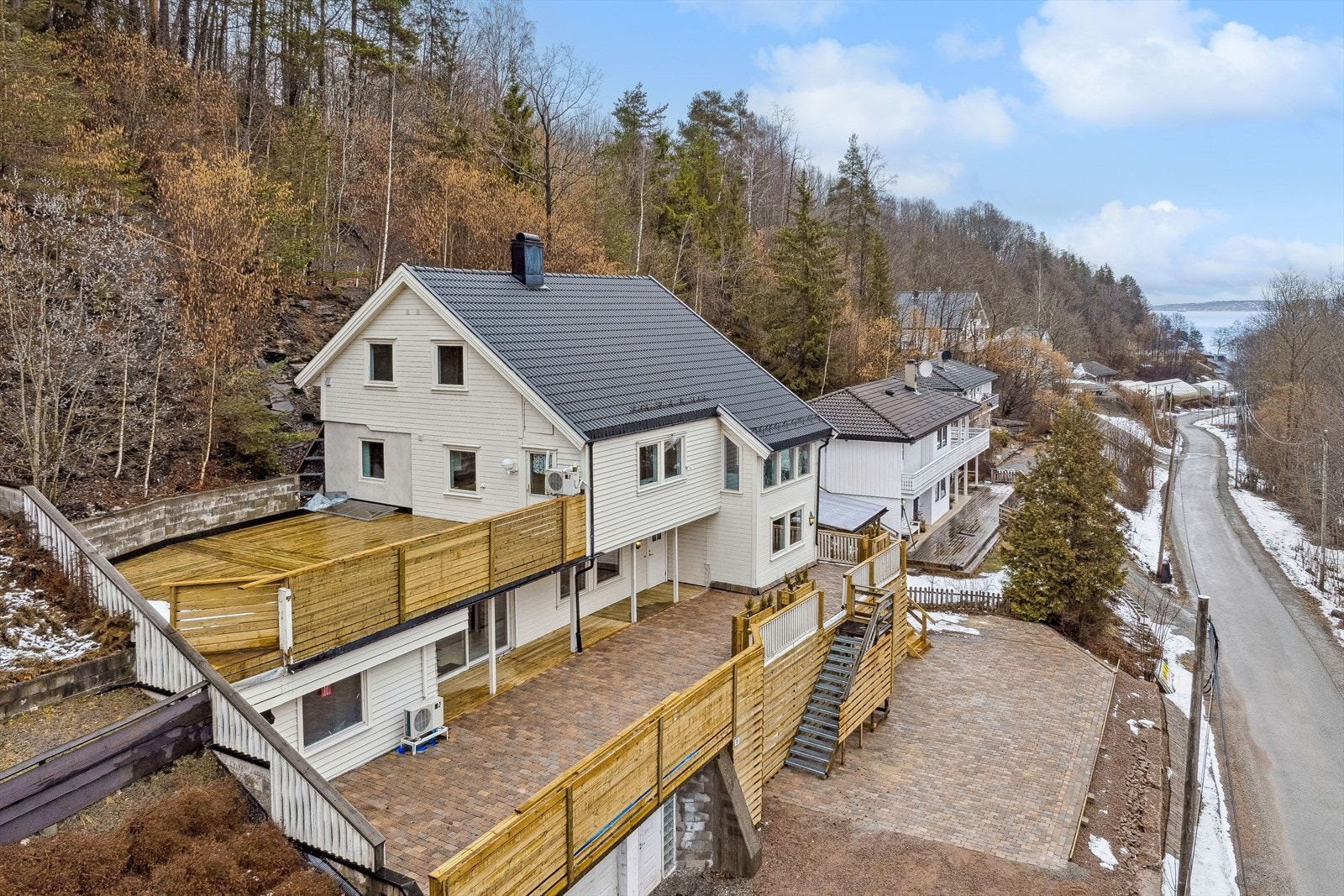 Velkommen til Sjøstrandveien 31! Stor familiebolig/generasjonsbolig idyllisk beliggenhet ved Sjøstrand. Galleribilde