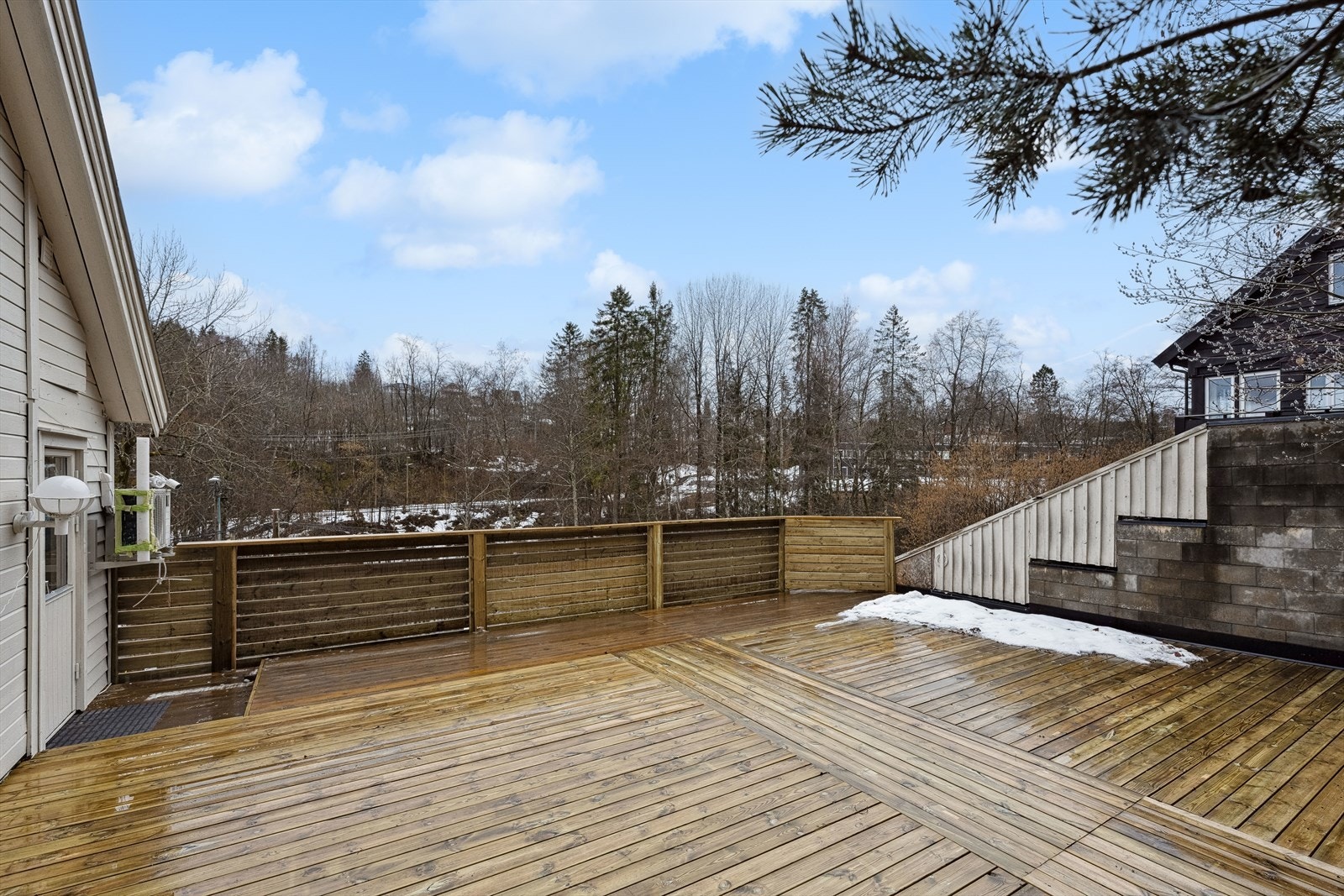 Stor terrasse med direkte tilgang fra kjøkken. Galleribilde