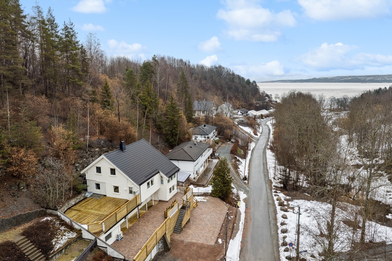 Boligen ligger stille og rolig til med rusleavstand til Sjøstrand. Galleribilde