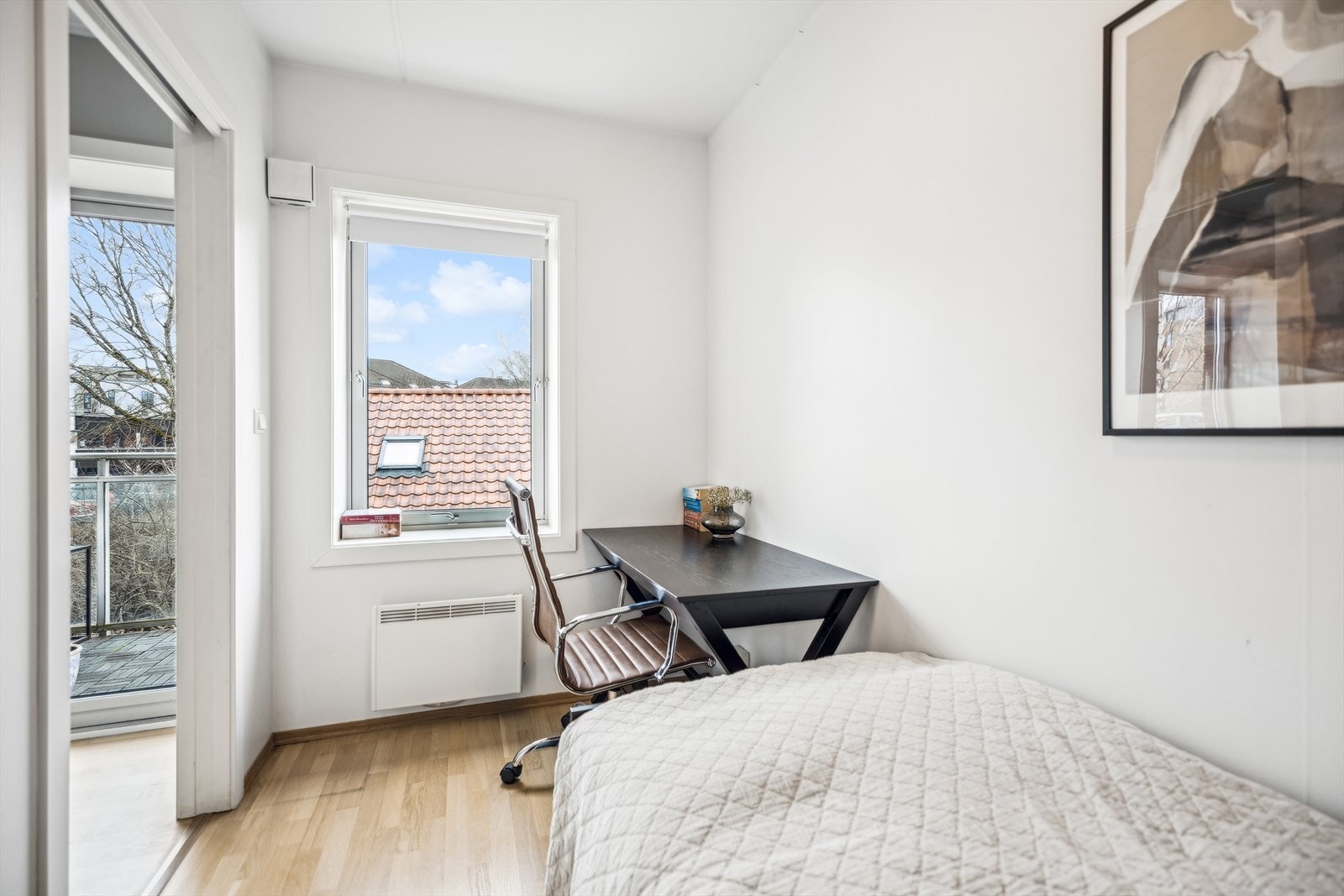 Rommene har store vindusflater som vender ut mot rolige omgivelser. Galleribilde