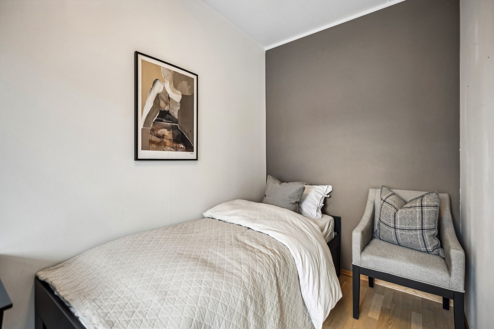 Det mindre soverommet kan benyttes som gjesterom, barnerom eller kontor, alt etter eget ønske. Galleribilde