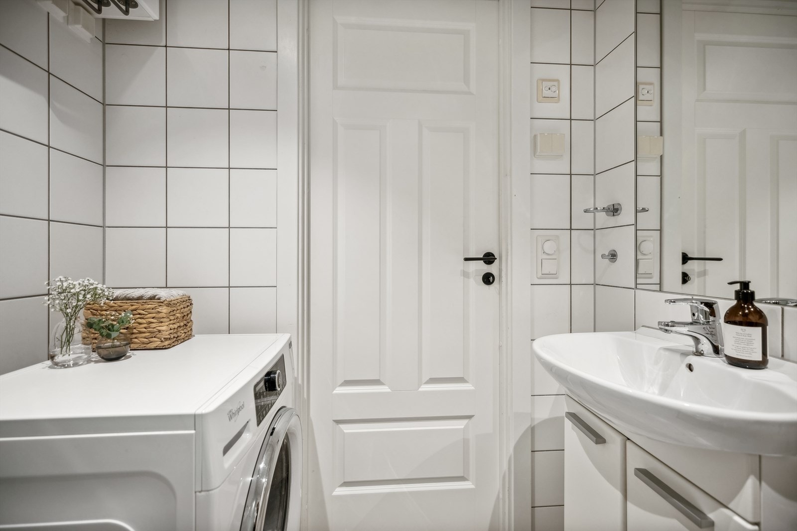 Badet har innredning med nedfelt servant, veggmontert toalett, dusjvegger/hjørne og opplegg for vaskemaskin. Galleribilde