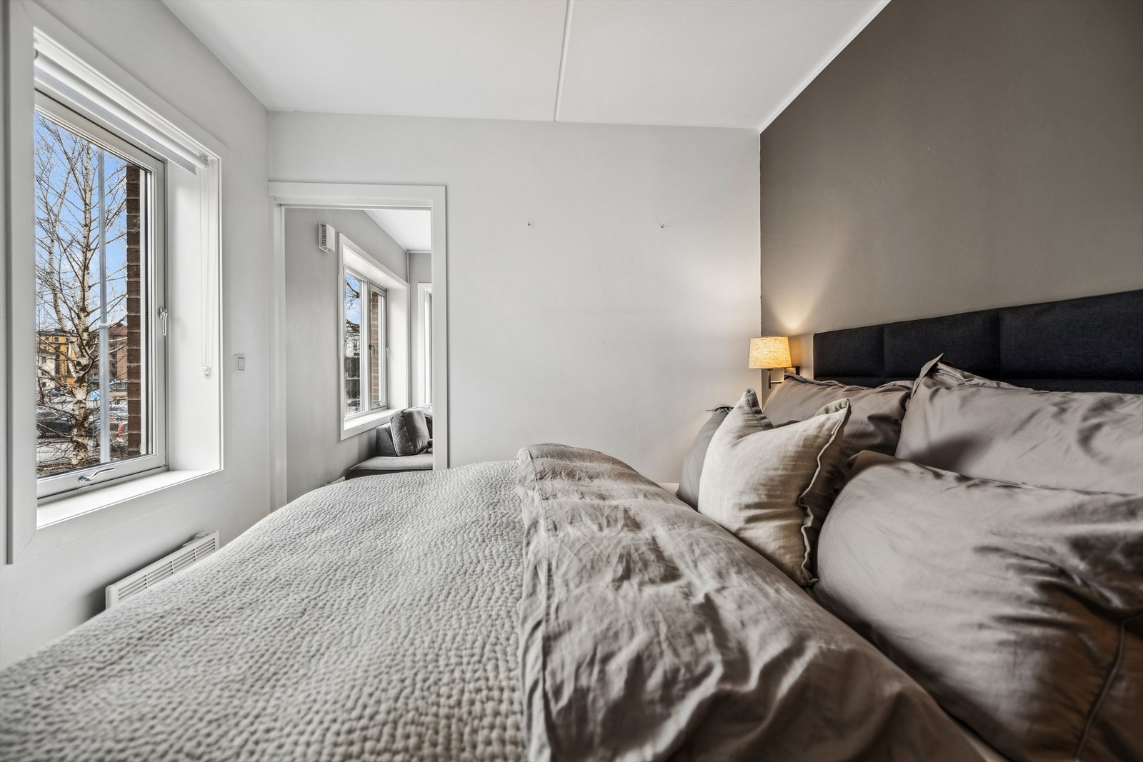 Hovedsoverommet har tilstrekkelig med plass til en dobbeltseng med tilhørende nattbord og annet nødvendig møblement. Galleribilde