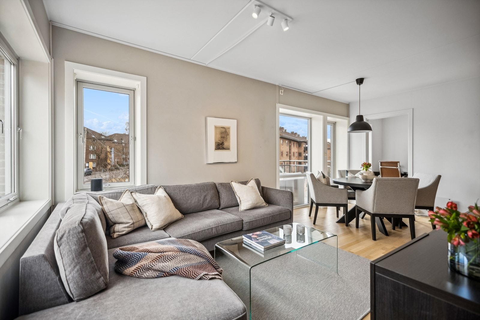 De store vindusflatene slipper inn rikelig med naturlig lys, som gir en god atmosfære i leiligheten. Galleribilde