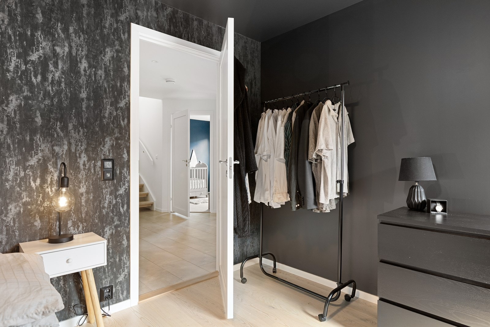 På hovedsoverommet er det god plass til dobbeltseng med tilhørende nattbord, og i rommet står det en stor skyvedørsgarderobe med dels speilfronter. Galleribilde