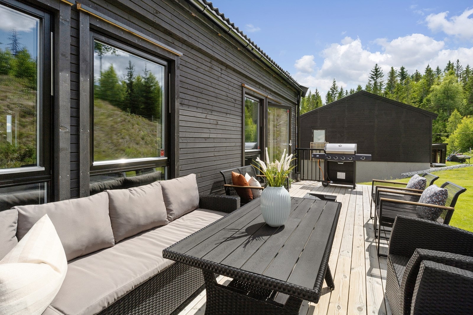 Fra stuen er det utgang til en herlig markterrasse på ca. 23 kvm, perfekt for både stille stunder og lange, sosiale kvelder. Galleribilde